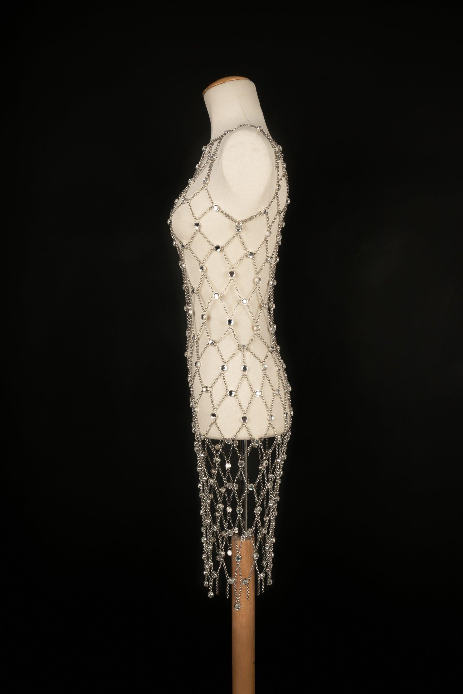 Paco Rabanne - Vestido de cadena de metal dorado con brillantes. No se indica la talla, se ajusta a una 34FR/36FR.

Más información:
Estado: Muy buen estado
Dimensiones: Pecho: 38 cm - Longitud: 100 cm

Referencia del vendedor: VR22