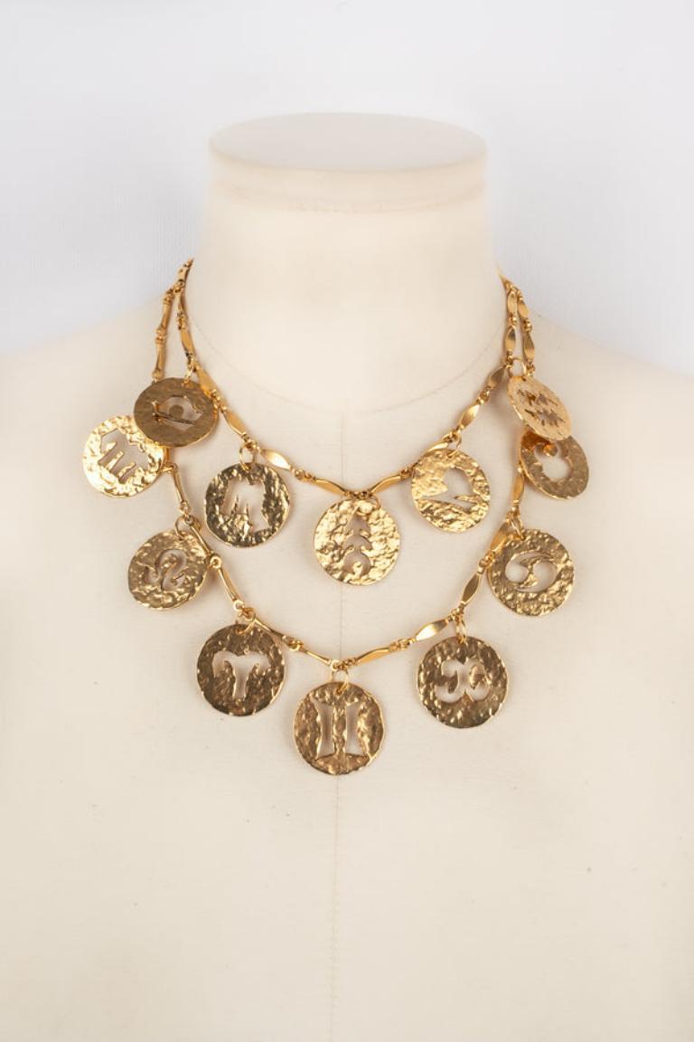 Paco Rabanne - (Made in France) Golden metal two-row necklace with openwork medallions representing star signs.

Additional information: 
Condition: Very good condition
Dimensions: Length of the shorter row: 39 cm

Seller Reference: BC264