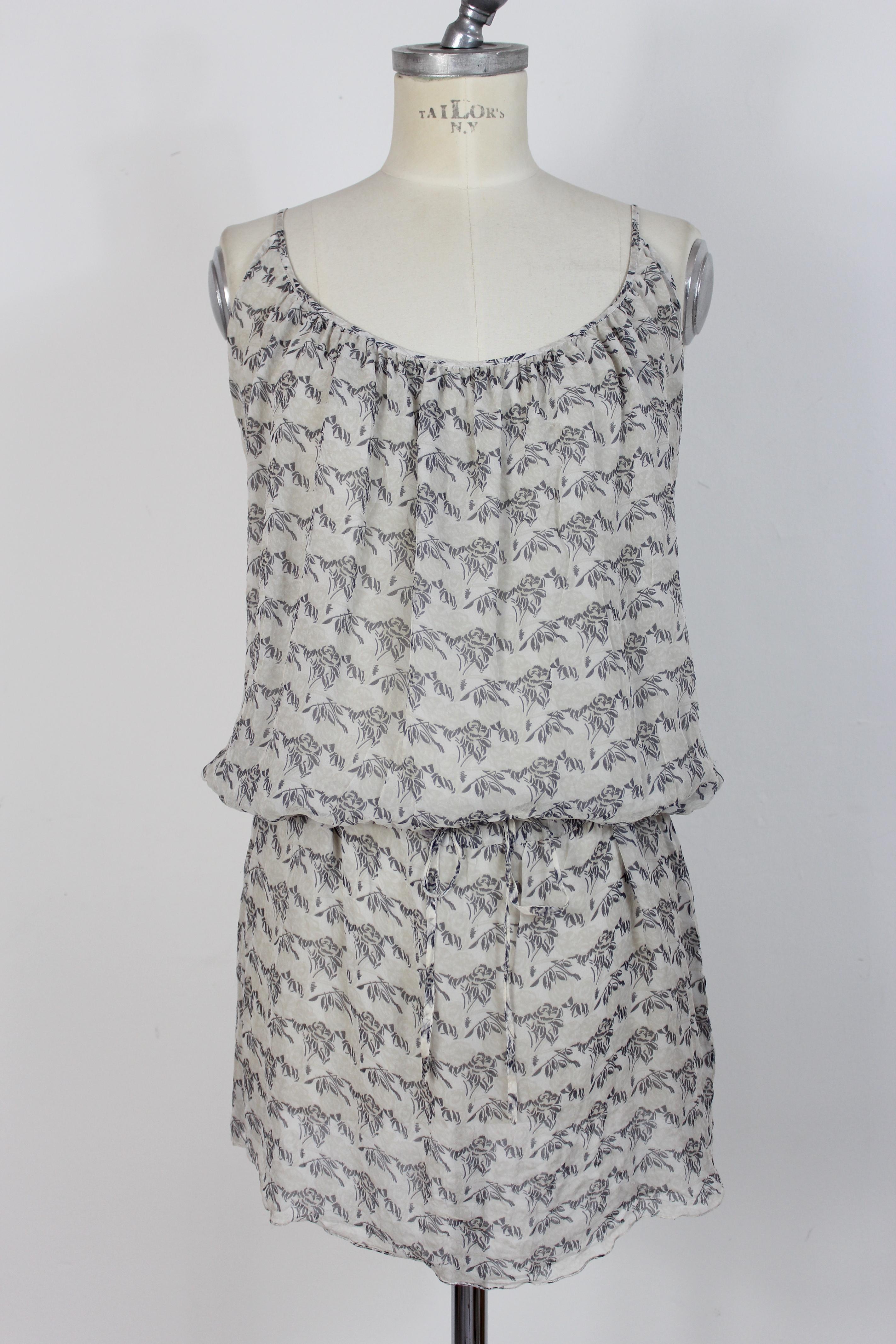 Paco Rabanne 2000s women's dress. Short dress on the knee, soft model, beige and gray with floral designs. Adjustable waist belt. Polyester fabric. Made in Italy.

Condition: Excellent

Item used few times, it remains in its excellent condition.