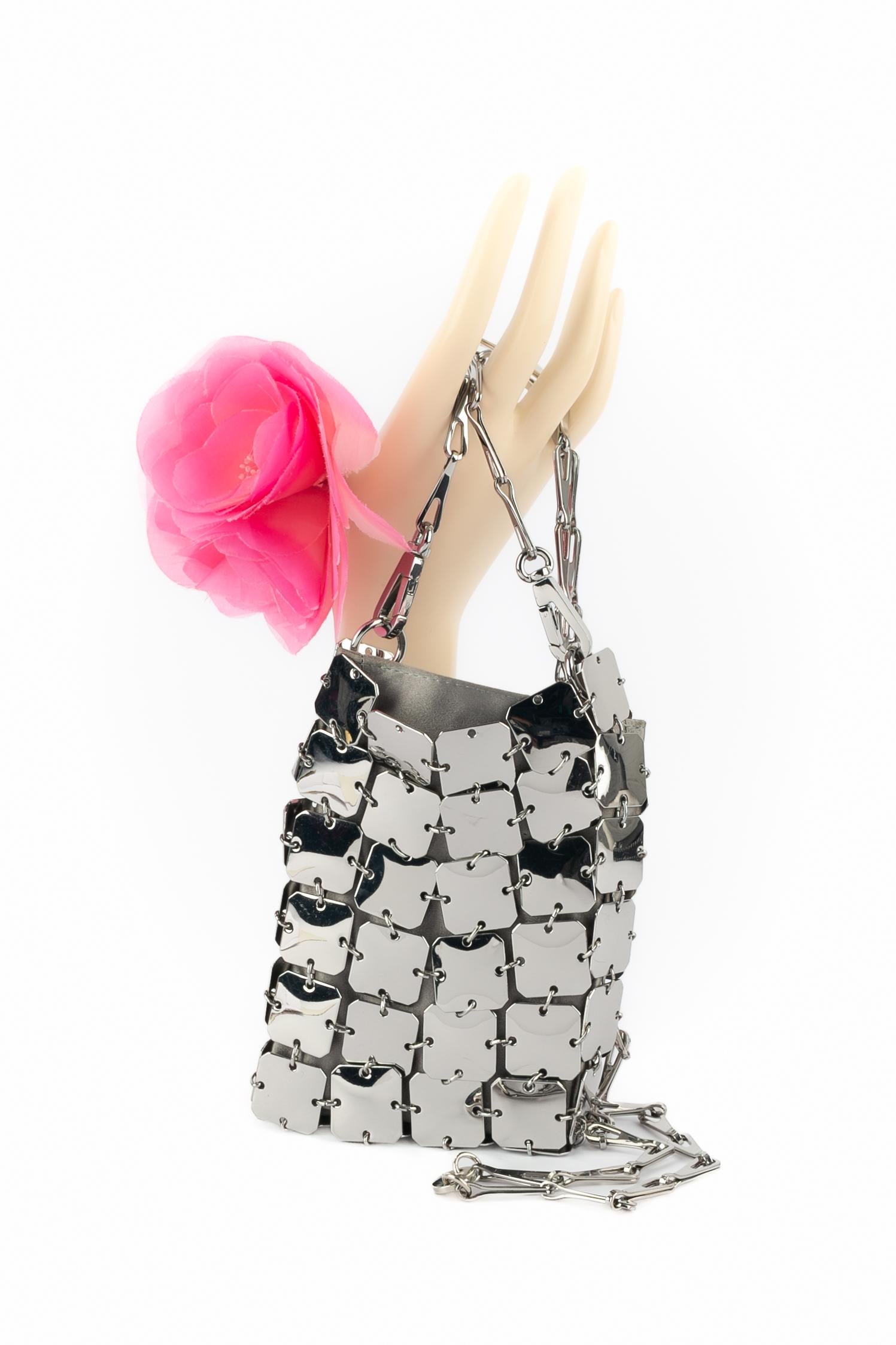PACO RABANNE - Bolso de mano de pastilla de metal plateado con interior de satén plateado y asa extraíble de metal plateado. Colección Primavera-Verano 2020.

Estado:
Buen estado

Dimensiones:
Longitud: 10 cm - Altura: 16 cm - Profundidad: 2 cm -