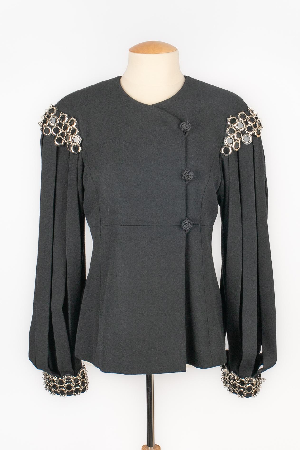 PACO RABANNE - (Made in France) Black blended wool jacket, shoulders and sleeve bottoms decorated with black Rhodoid pastilles and openwork silvery metal. No size indicated, it fits a 36FR.

Condition:
Very good condition

Dimensions:
Shoulder