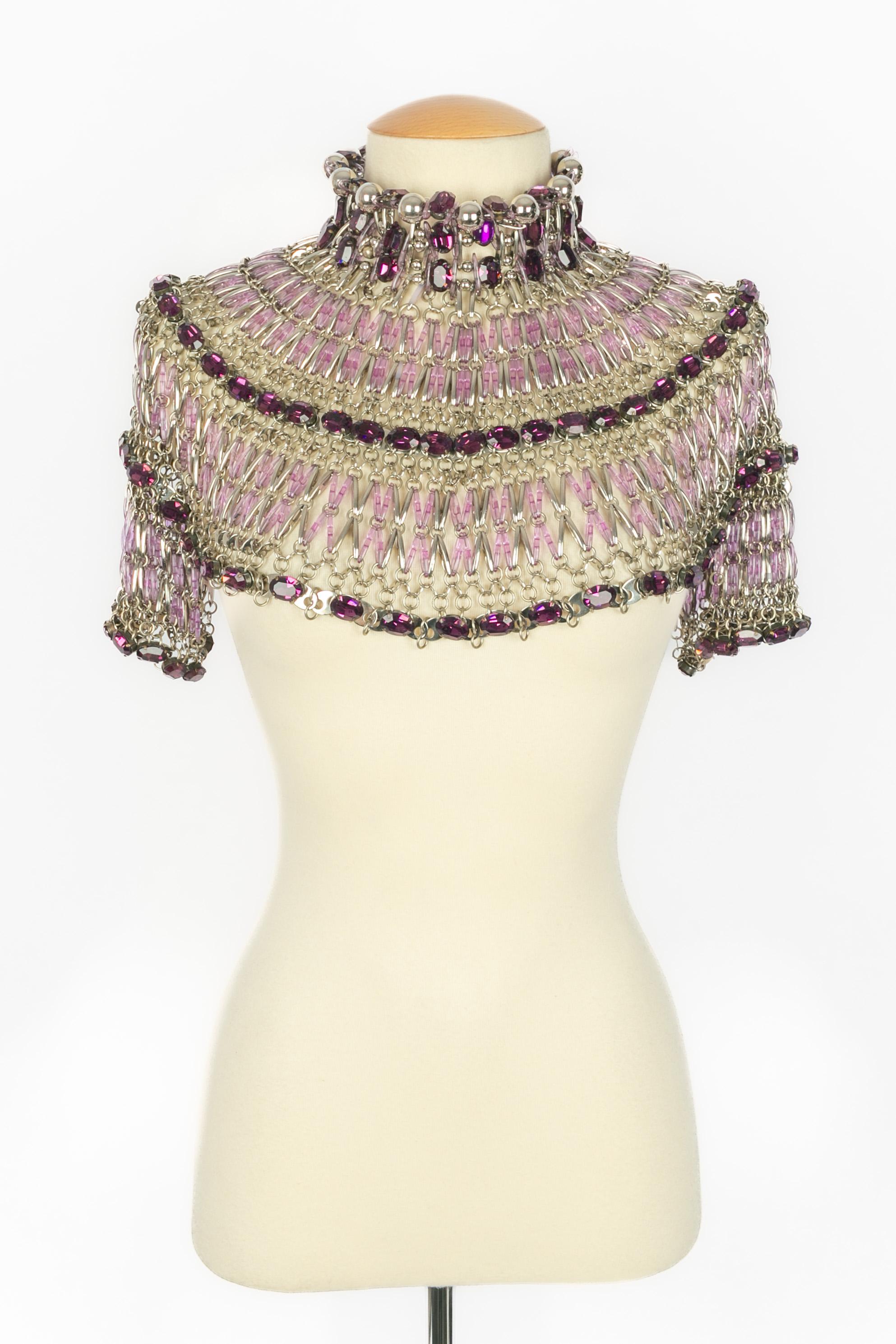 PACO RABANNE - (Made in France) Schmuckhalsband aus Kunststoffschiffchen, Kristallen, Swarovski-Steinen aus Tirol und einer silbernen Metallstruktur. Prototyp aus einer Modenschau, Herbst-Winter-Kollektion 1981-1982.

Bedingung:
Sehr guter