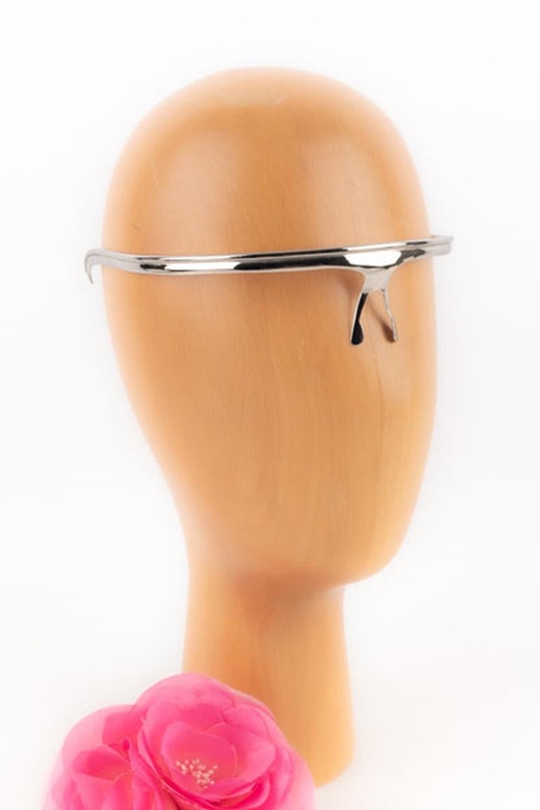 Paco Rabanne - Silvery metal jewelry glasses. Not signed prototype jewelry.

Additional information:
Condition: Very good condition
Dimensions: Length: 37 cm

Seller Reference: ACC95