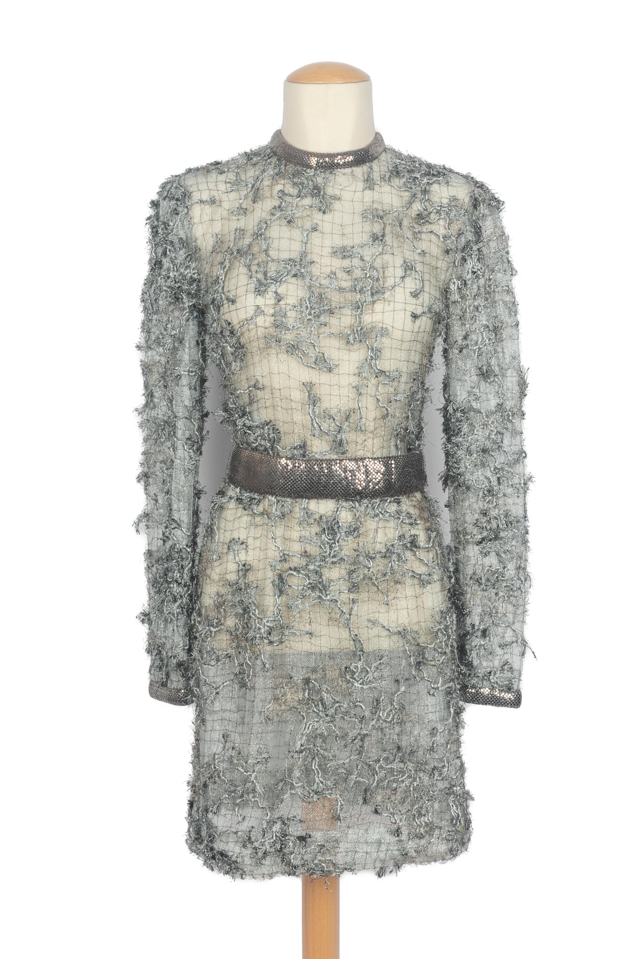 PACO RABANNE - (Made in France) Schleierkleid aus silberner Seide, bestickt mit weißem und metallischem Fischnetz mit Schaumstoff-Effekt. Ein Stück aus den 1990er Jahren. Zusammensetzung und Größe Etiketten fehlen, es passt ein