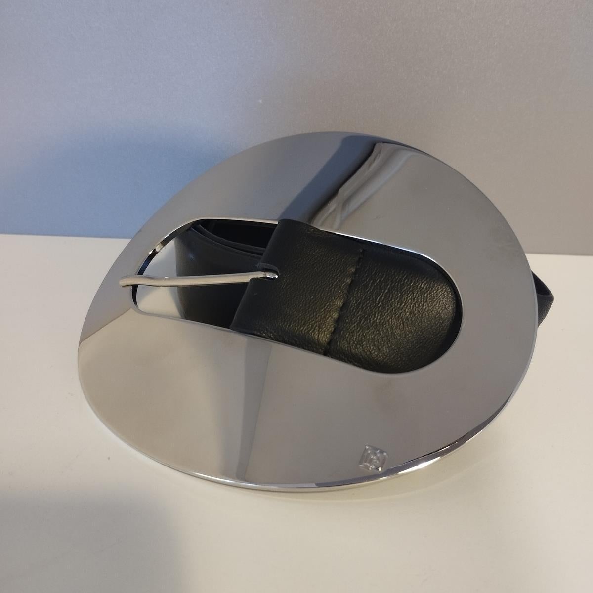 Leather
Black color
Large oval steel buckle
Buckle size cm 15,5 x 12,5 
Leather height cm 4 (1,57 inches)
Total length cm 110 (43,3 inches)
Size 80 / M 
Worldwide express shipping included in the price !