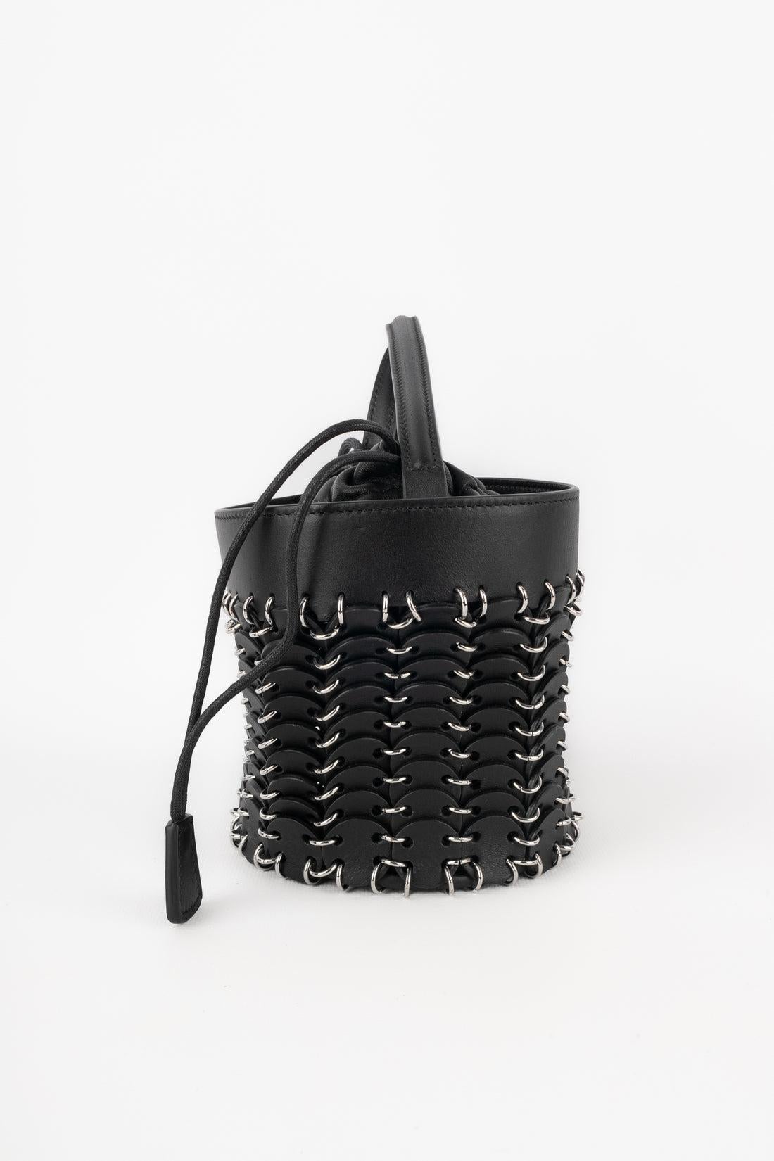 Paco Rabanne - Leather bucket bag with silvery metal.

Additional information:
Condition: Very good condition
Dimensions: Height: 16 cm - Diameter: 13 cm - Handle: 91 cm

Seller Reference: S276