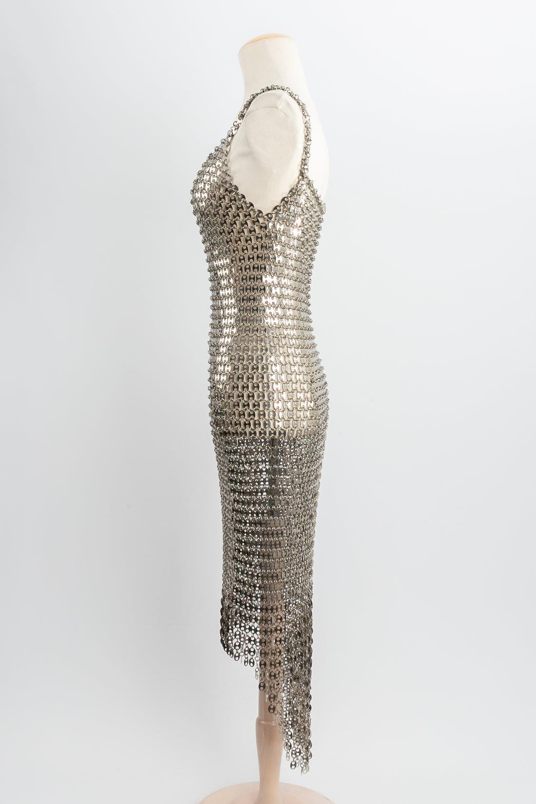 Paco Rabanne - Pencil dress comprised of oval silvery metal chips. 
No signature. 
1982 Spring/Summer Collection. 
No indicated size, it fits a size 36FR.

Additional information: 

Dimensions: 
Bust: 42 cm (16.53