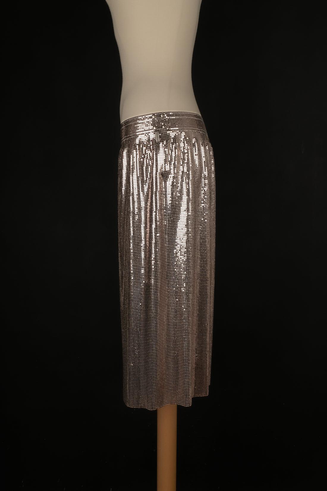 Paco Rabanne - Metallic mesh skirt. 40FR size indicated. 2002 Circa.

Additional information:
Condition: Very good condition
Dimensions: Waist: 35 cm - Hips: 60 cm - Length: 60 cm

Seller Reference: FJ6