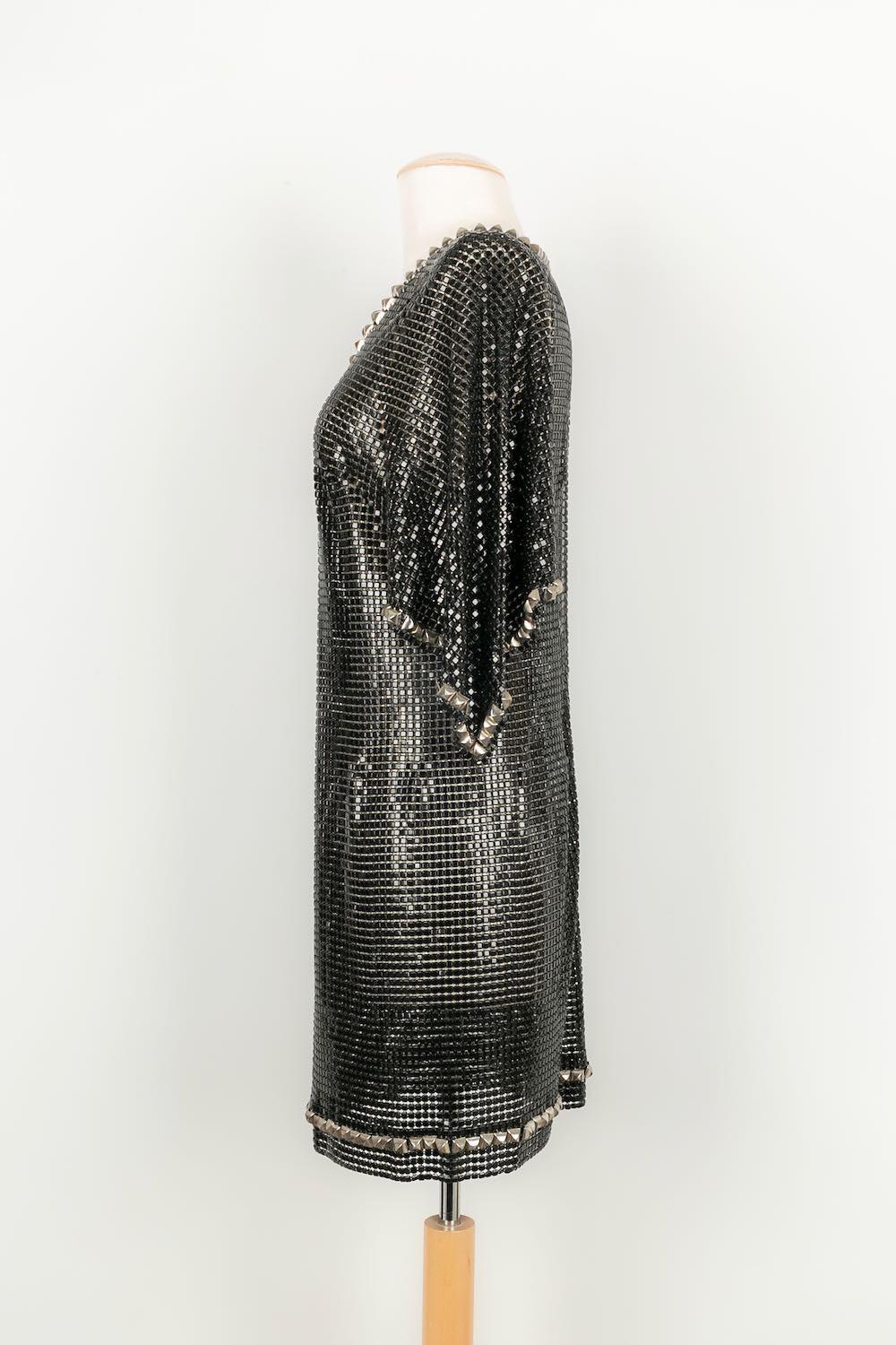 Paco Rabanne - Mini dress in metallic mesh. No size or composition label, it fits a 36FR.

Additional information: 

Dimensions: 
Shoulder width: 37 cm, Chest: 42 cm, Sleeve length: 43 cm, Length: 80 cm

Condition: 
Very good condition
Seller Ref