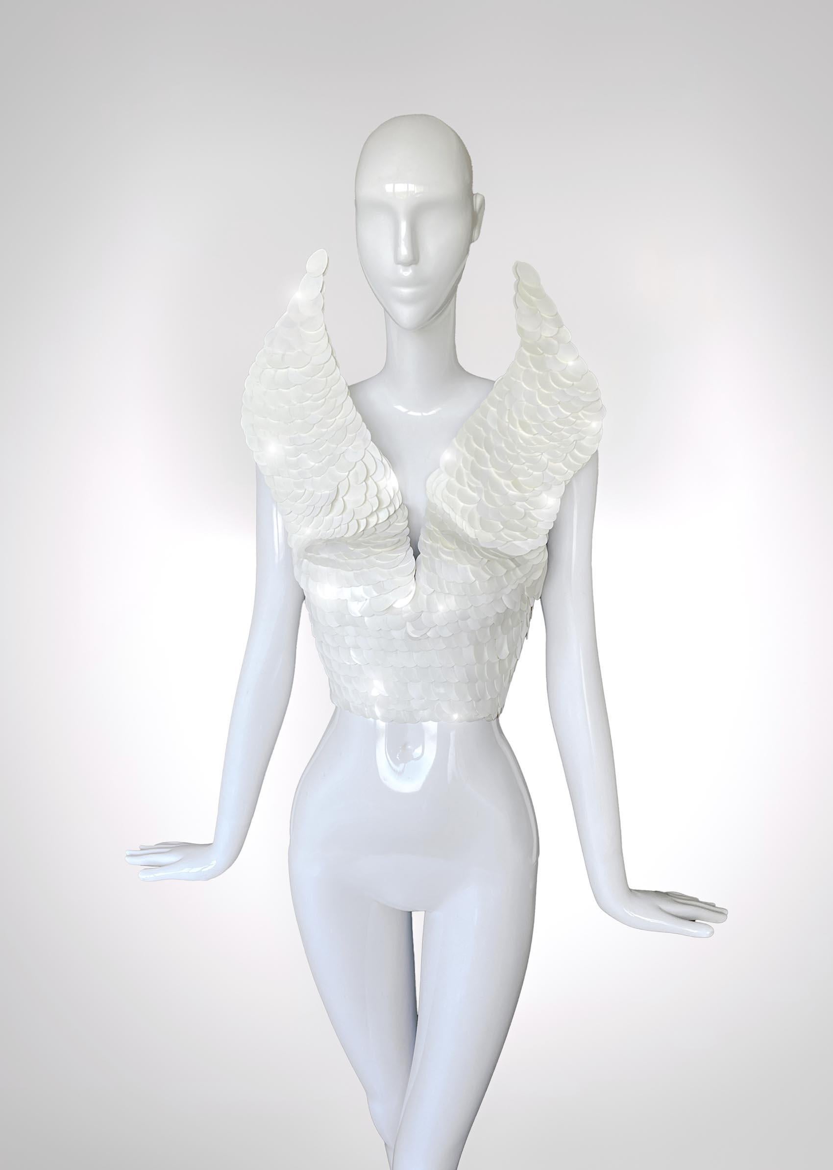 Pièce de collection spectaculaire, digne d'un musée.
Étonnant  chef-d'œuvre sculptural de Paco Rabbanne, SS 1982. De l'art à porter sur soi, de l'élégance éthérée à l'état pur. Ce haut à paillettes est une célébration de l'artisanat d'avant-garde et