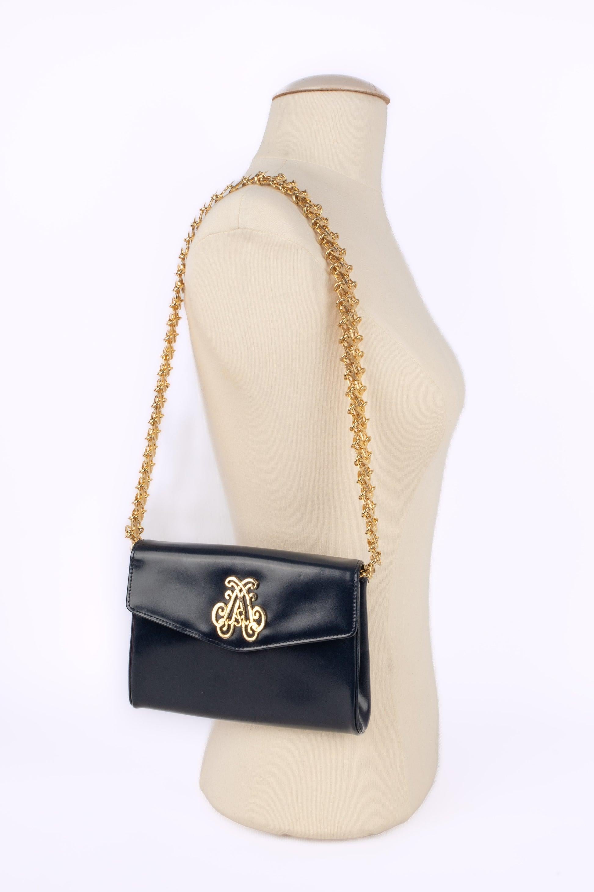 Paco Rabanne - (Made in France) Navy-blue calfskin handbag with golden metallic pastille handle.

Additional information:
Condition: Good condition
Dimensions: Length: 17 cm - Height: 13 cm - Depth: 3 cm - Handle: 65 cm

Seller Reference: S297
