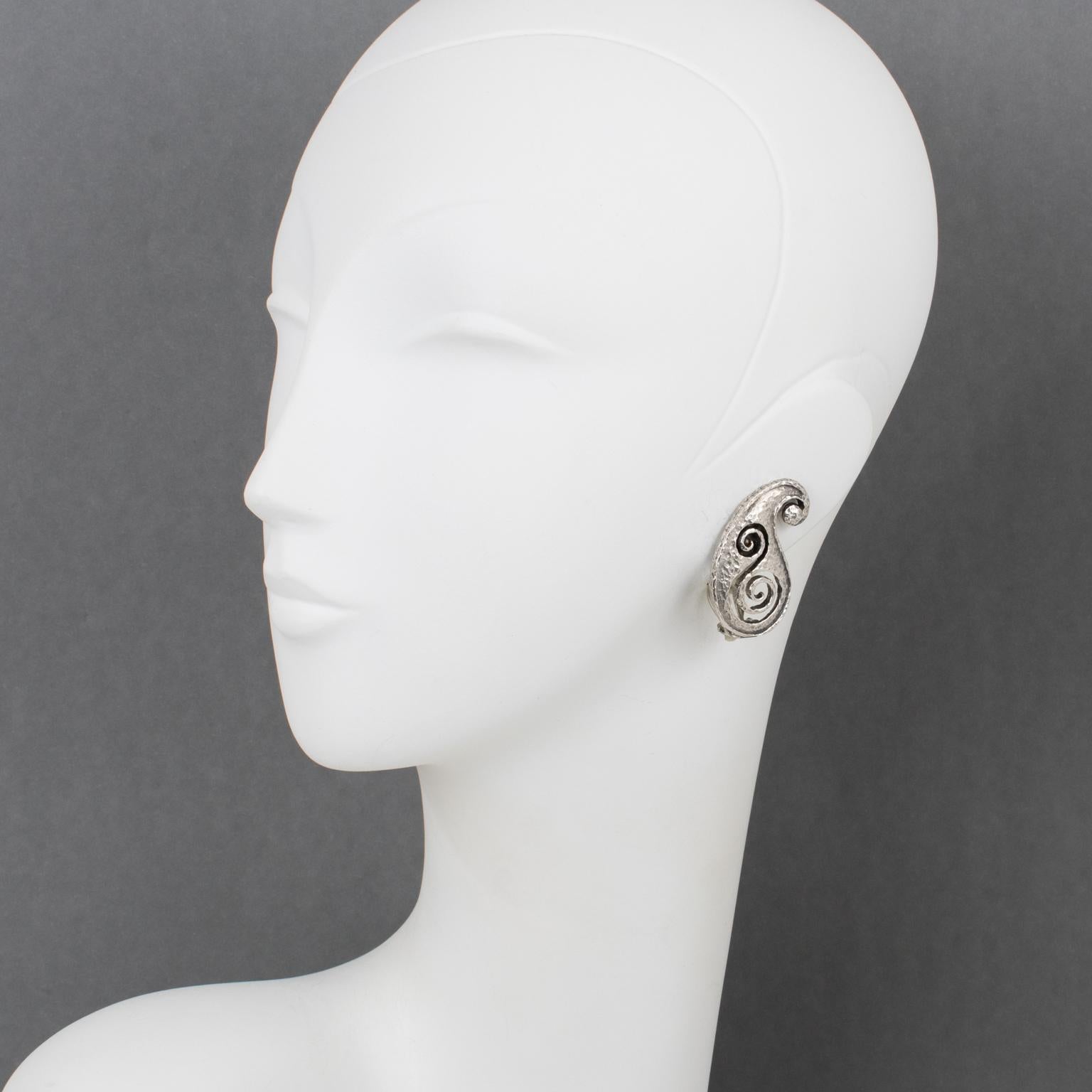 Paco Rabanne Paris Silvered Modernist Clip Earrings In Excellent Condition For Sale In Atlanta, GA