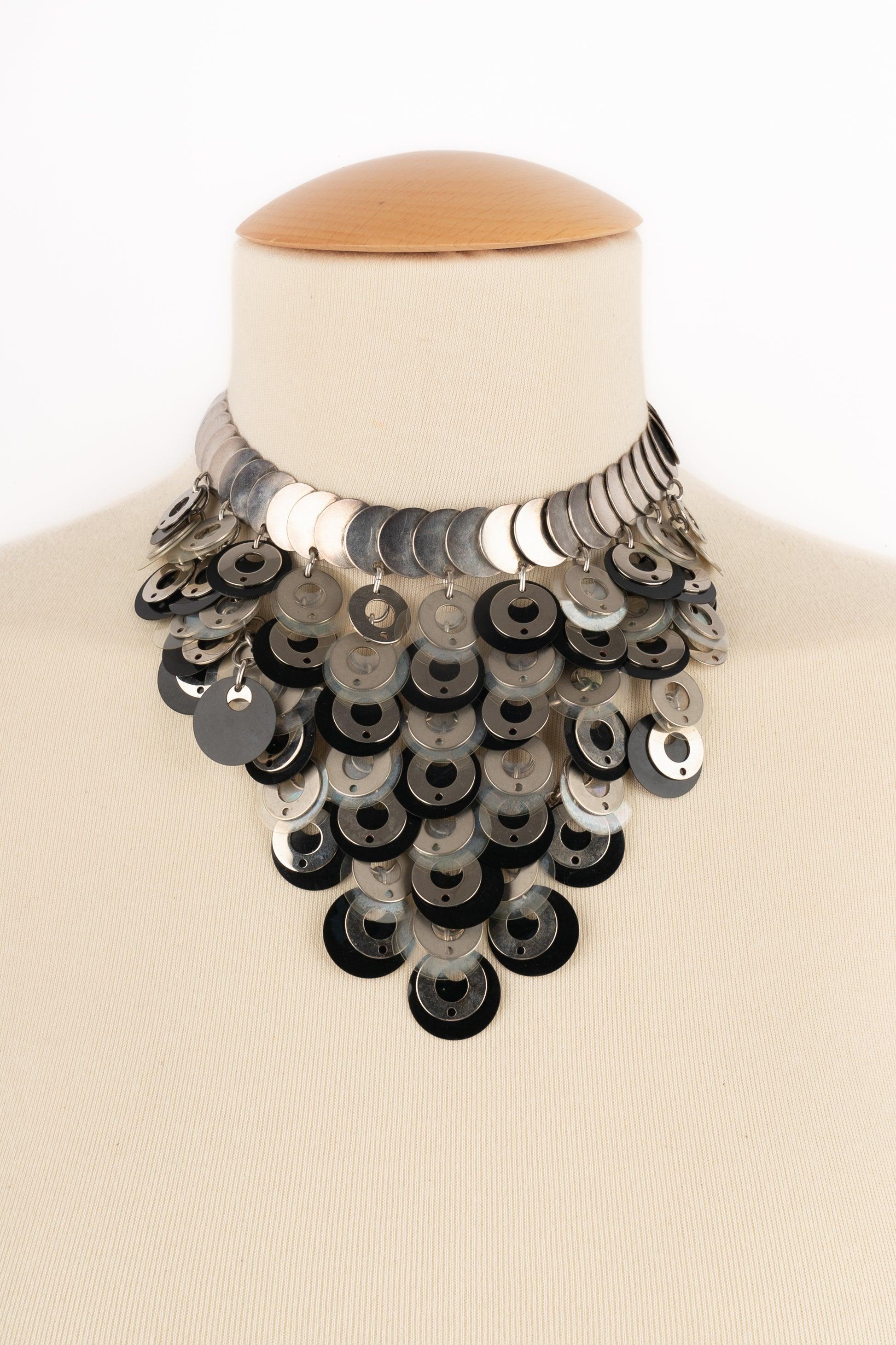 PACO RABANNE - (Made in France) Necklace made of silvery metal pastilles, and black and transparent rhodoid pastilles.

Additional information:
Condition: Good condition
Dimensions: Length: from 34 cm to 38 cm

SKU:BC220