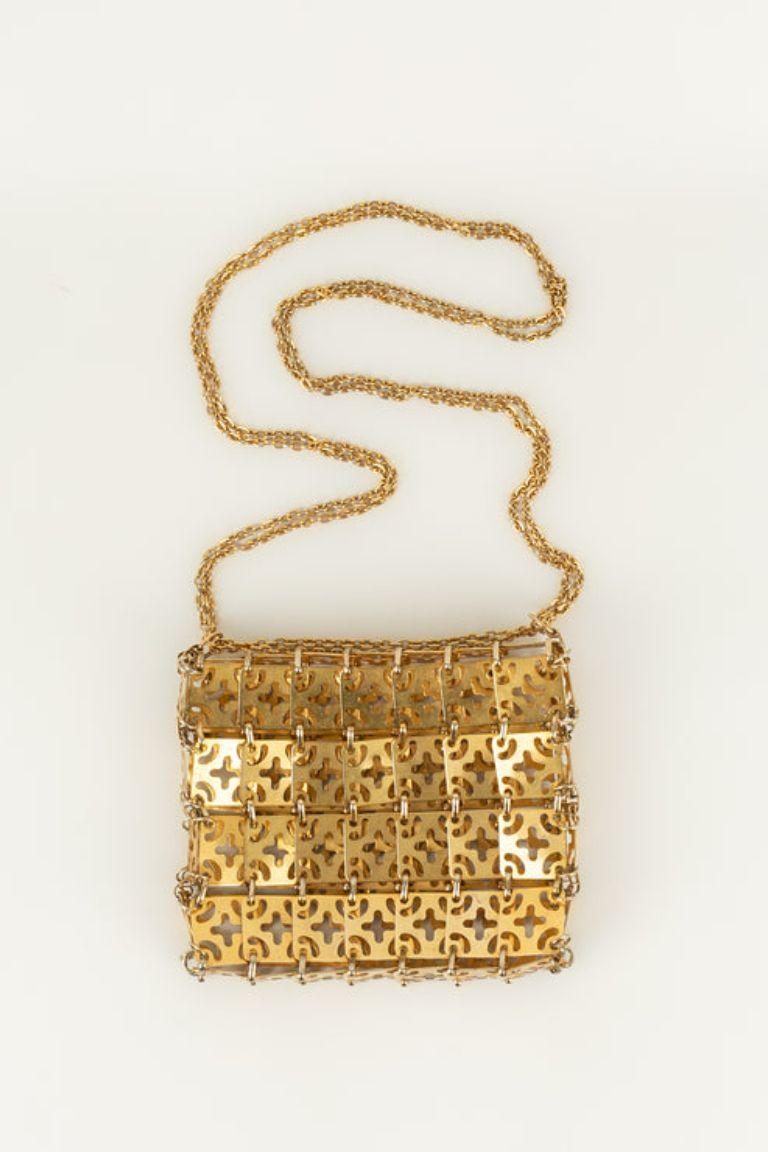 Paco Rabanne - Bag composed of articulated pastilles in gilded metal. Unsigned piece dating from the early days of Paco Rabanne.

Additional information: 
Dimensions: Height: 16 cm, Width: 18 cm, Depth: 4 cm, Handle: 107 cm
Condition: Good
