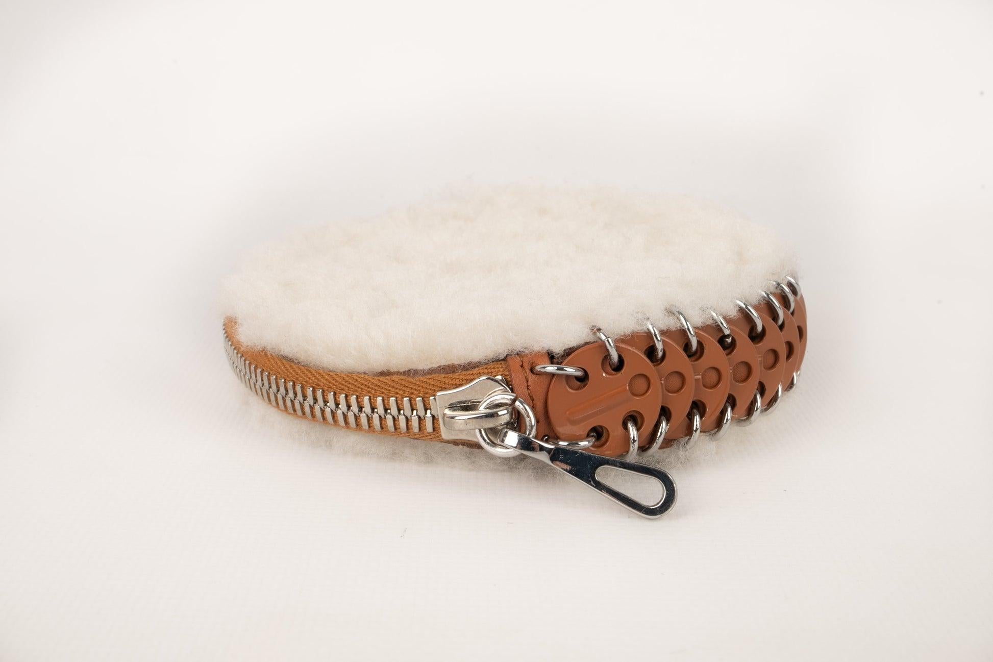 Paco Rabanne - Tiny leather purse with sheepskin fur.

Additional information:
Condition: Very good condition
Dimensions: Diameter: 11 cm

Seller Reference: ACC141
