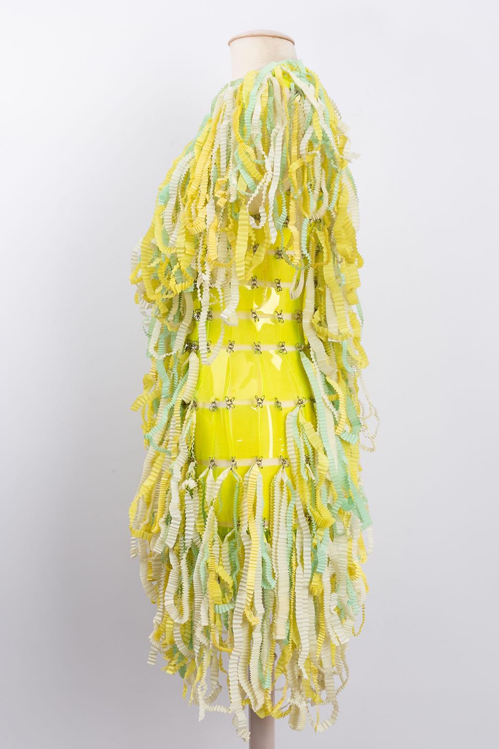 Paco Rabanne - Einmaliges Kleid aus Rhodoïd-Chips und gaufrierten Bändern. CIRCA 1960/70er Jahre. Keine Zusammensetzung oder Größe Tag, es passt eine Größe 36FR.

Zusätzliche Informationen: 

Abmessungen: 
Oberweite: 38 cm (15