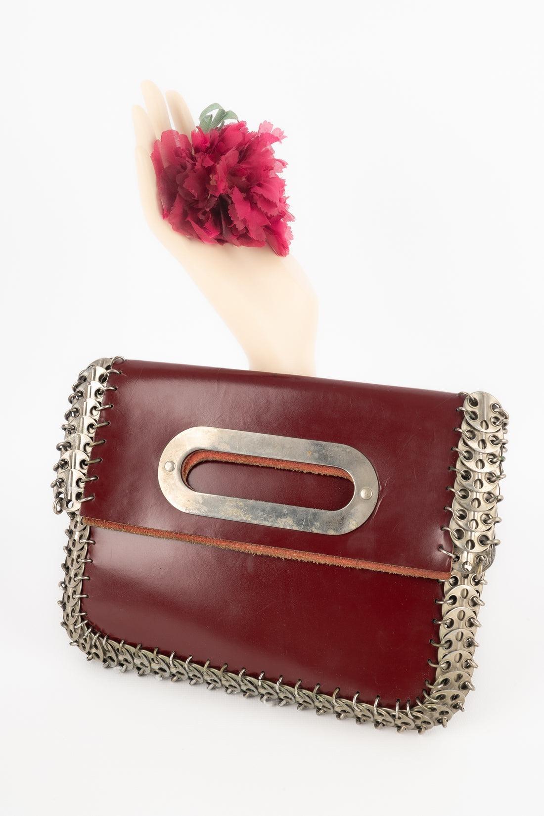 Paco Rabanne Bolso de cuero rojo con metal plateado, años 60 en venta 3