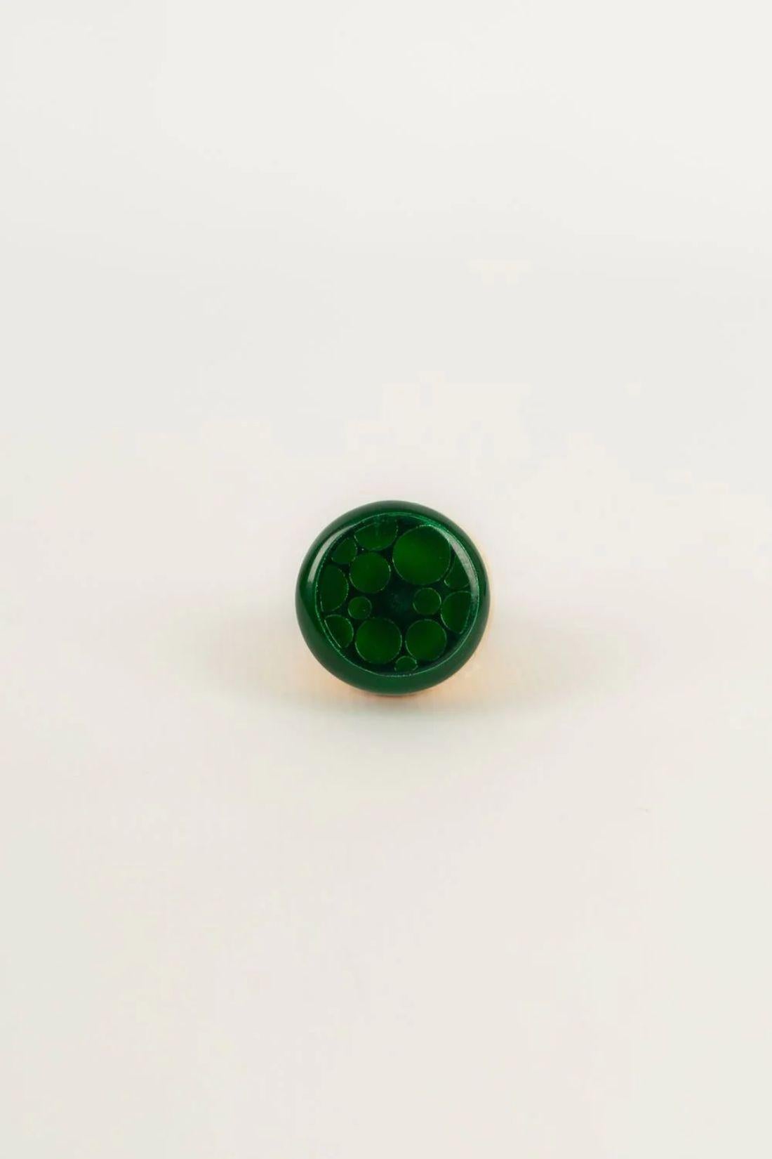 Paco Rabanne - Ring in gold metal and green resin.

Additional information:
Dimensions: Size 53
Condition: Good condition
Seller Ref number: BG17