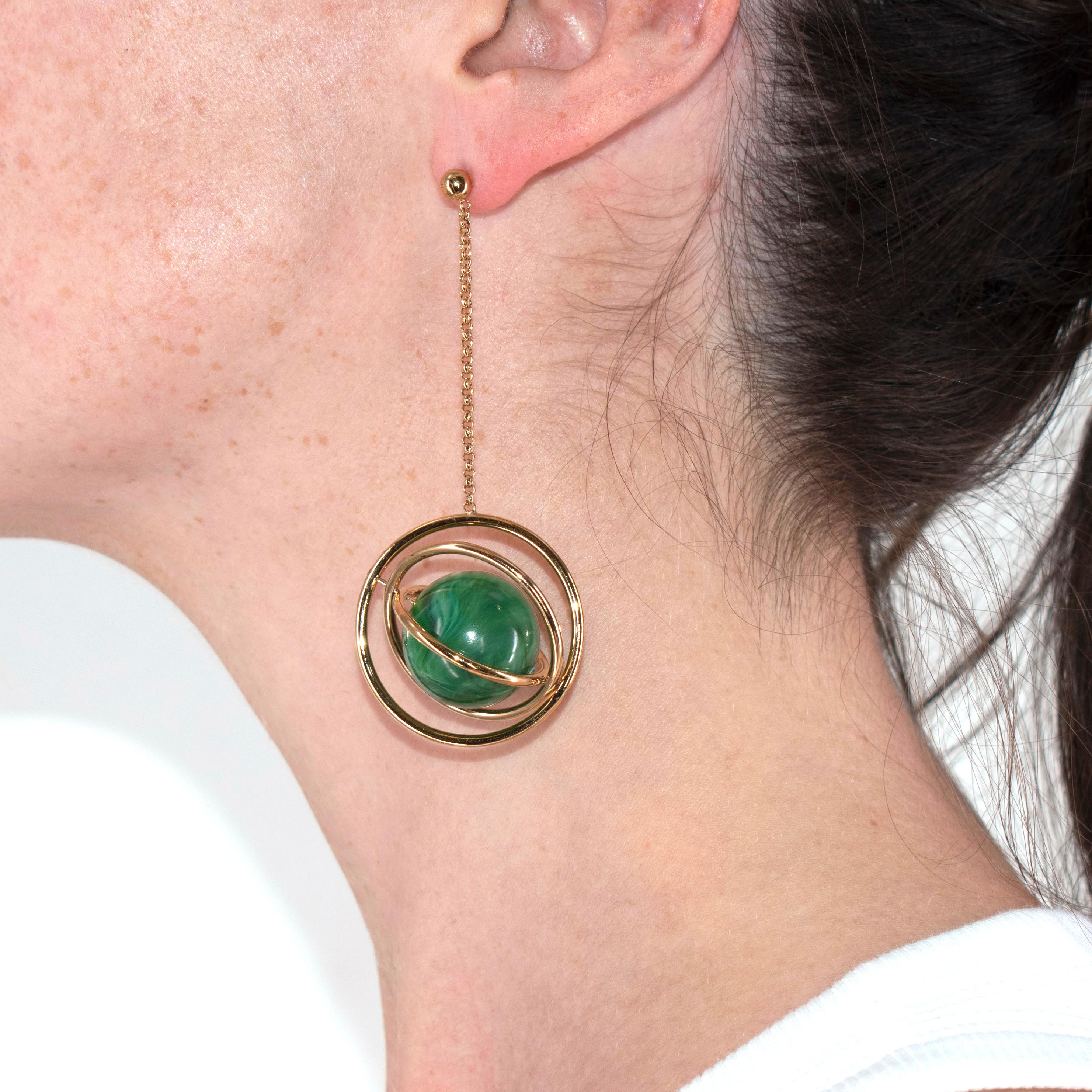 Paco Rabanne Saturn Faux-Malachite Pendant Earring

- Drop earring in gold-tone metal with a faux-malachite Saturn' orb 
- Post fastening for pierced ears

Measurements:
7.5cm length 
3.5cm width

Materials:
100% acetate
100% metal

PLEASE NOTE,