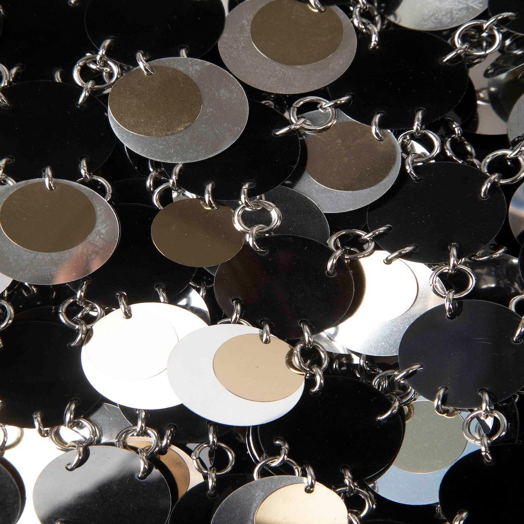 Grigio Paco Rabanne Disco di paillettes con scollo a V e top a catena taglia M. in vendita