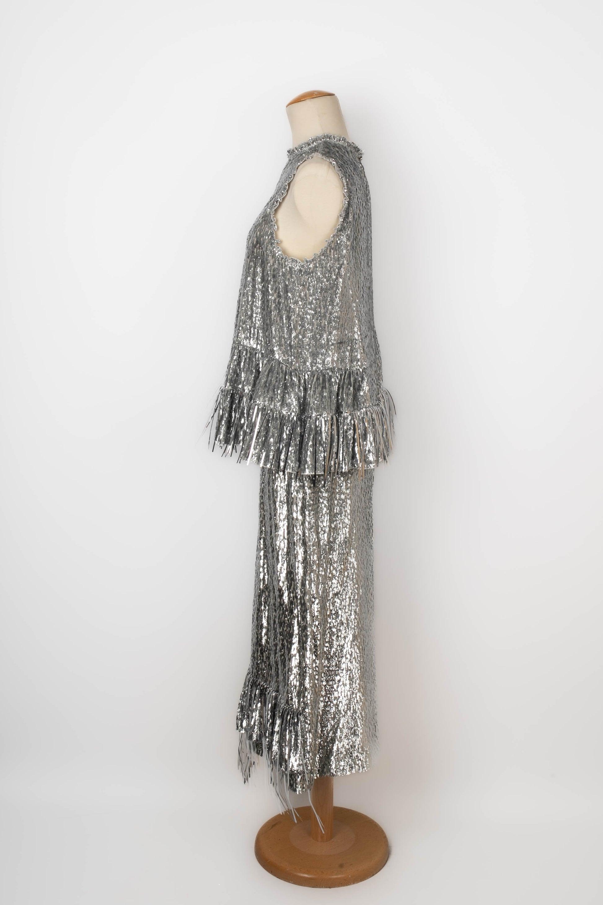 Paco Rabanne -Set composed of a long sleeveless top and a long silvery skirt. No size indicated, it fits a 36FR/38FR. Collection under the artistic direction of Julien Dossena.

Additional information:
Condition: Very good condition
Dimensions: Top: