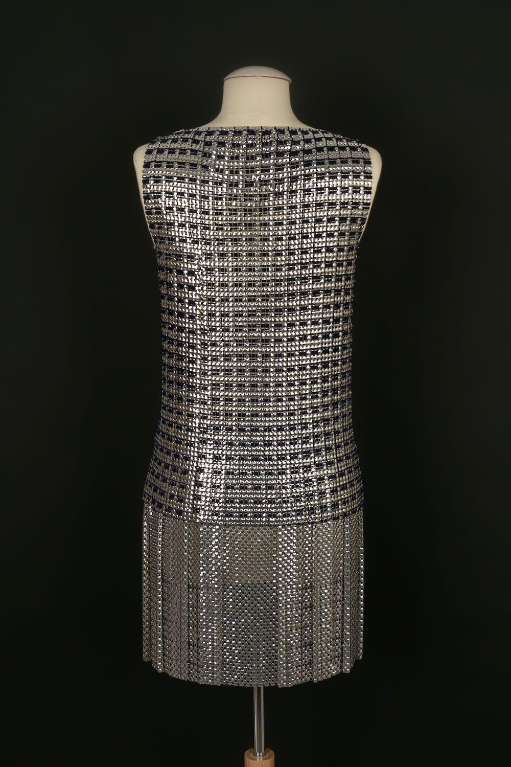 Paco Rabanne -(Made in France) Set composed of a top and a skirt in silver metallic mesh. No size indicated, it corresponds to a 36FR/38FR. Collection Spring/Summer 2013.

Additional information:
Dimensions: Top: Chest: 47 cm, Length: 60 cm Skirt: