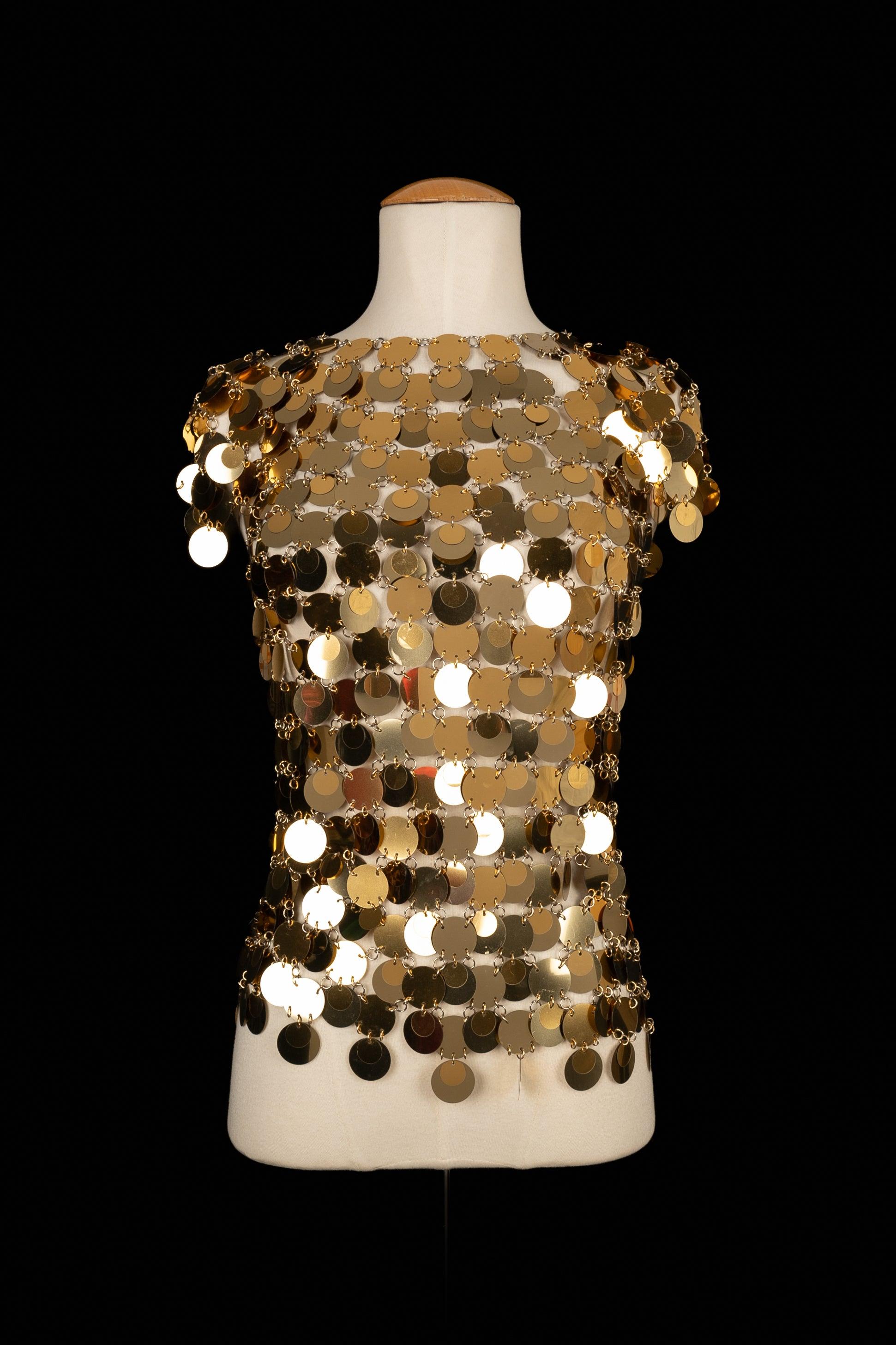 Paco Rabanne - Golden celluloid pastille set composed of a top and a skirt. No size indicated, it fits a 36FR.

Additional information:
Condition: Good condition
Dimensions: Top: Shoulder width: 36 cm - Chest: 44 cm - Sleeve length: 12 cm - Length:
