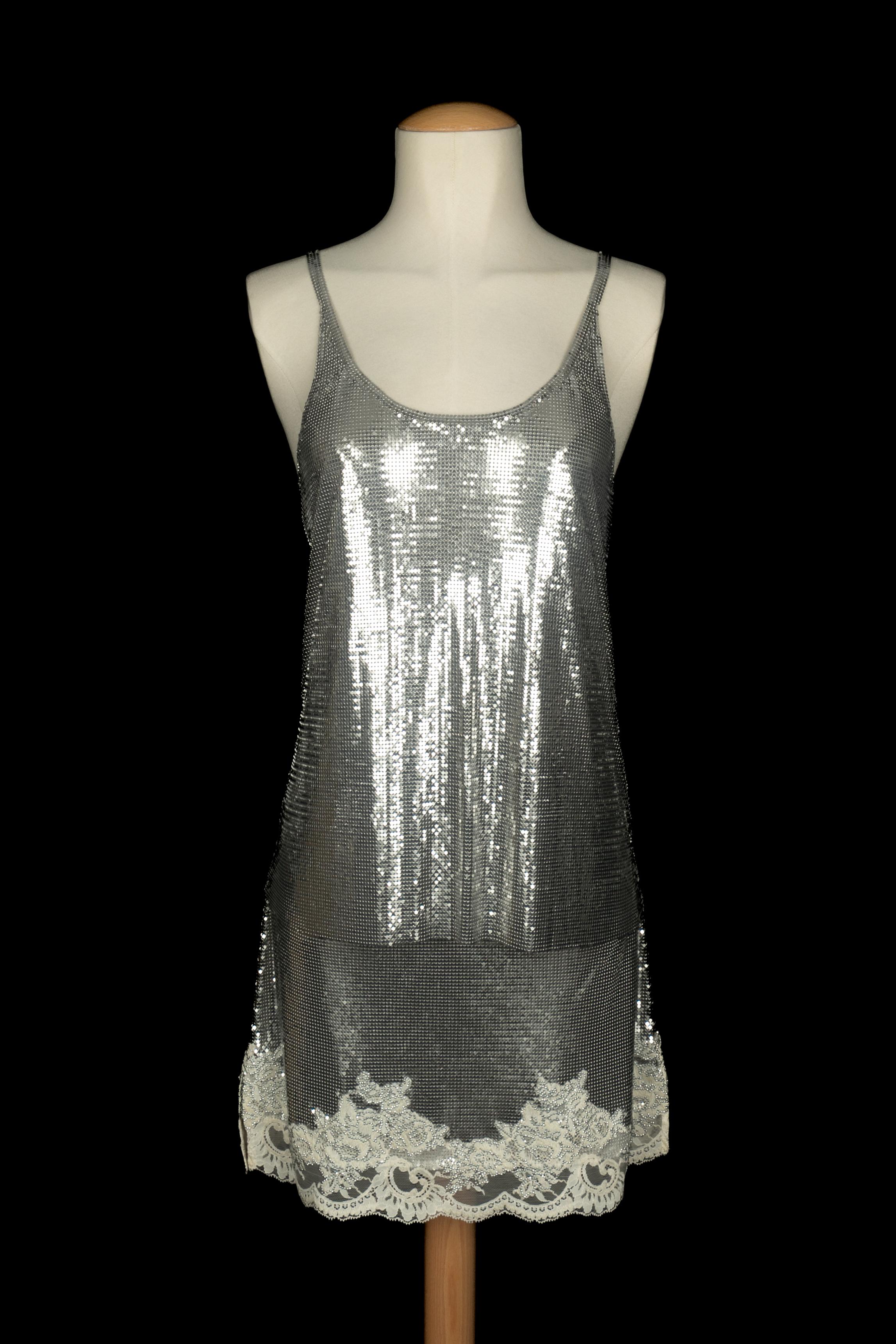 PACO RABANNE - Set composed of a silvery metallic mesh top and a skirt decorated with lace. Size 36FR indicated. 2024 Resort Collection under the artistic direction of Julien Dossena.

Condition:
Very good condition

Dimensions:
Top: Chest: 45 cm -