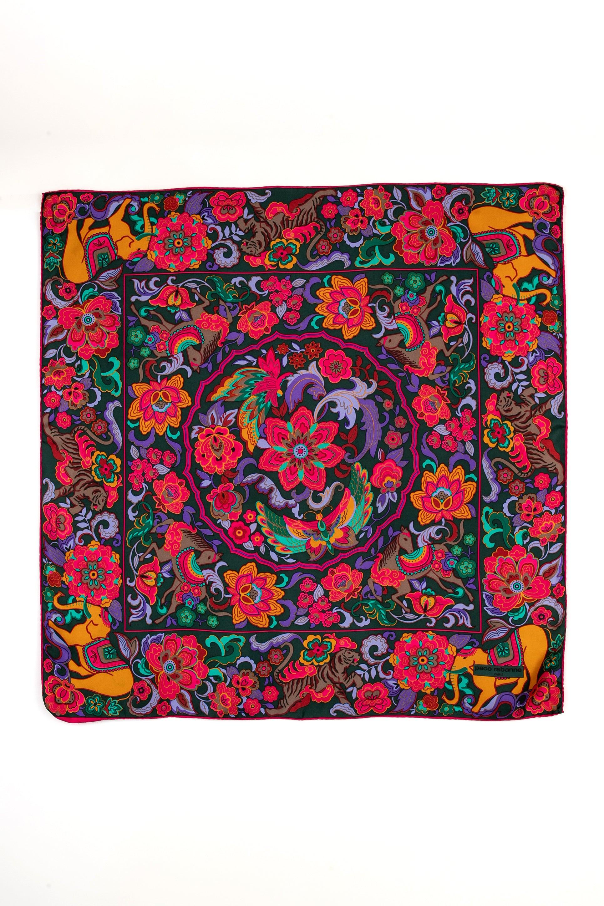 PACO RABANNE - (Made in France) Seidenfoulard, illustriert mit Blumen und Tieren. Zu erwähnen ist, dass eine der abgesteppten Kanten nicht abgesteppt ist.

Zusätzliche Informationen:
Zustand: Guter Zustand
Abmessungen: 90 cm x 90