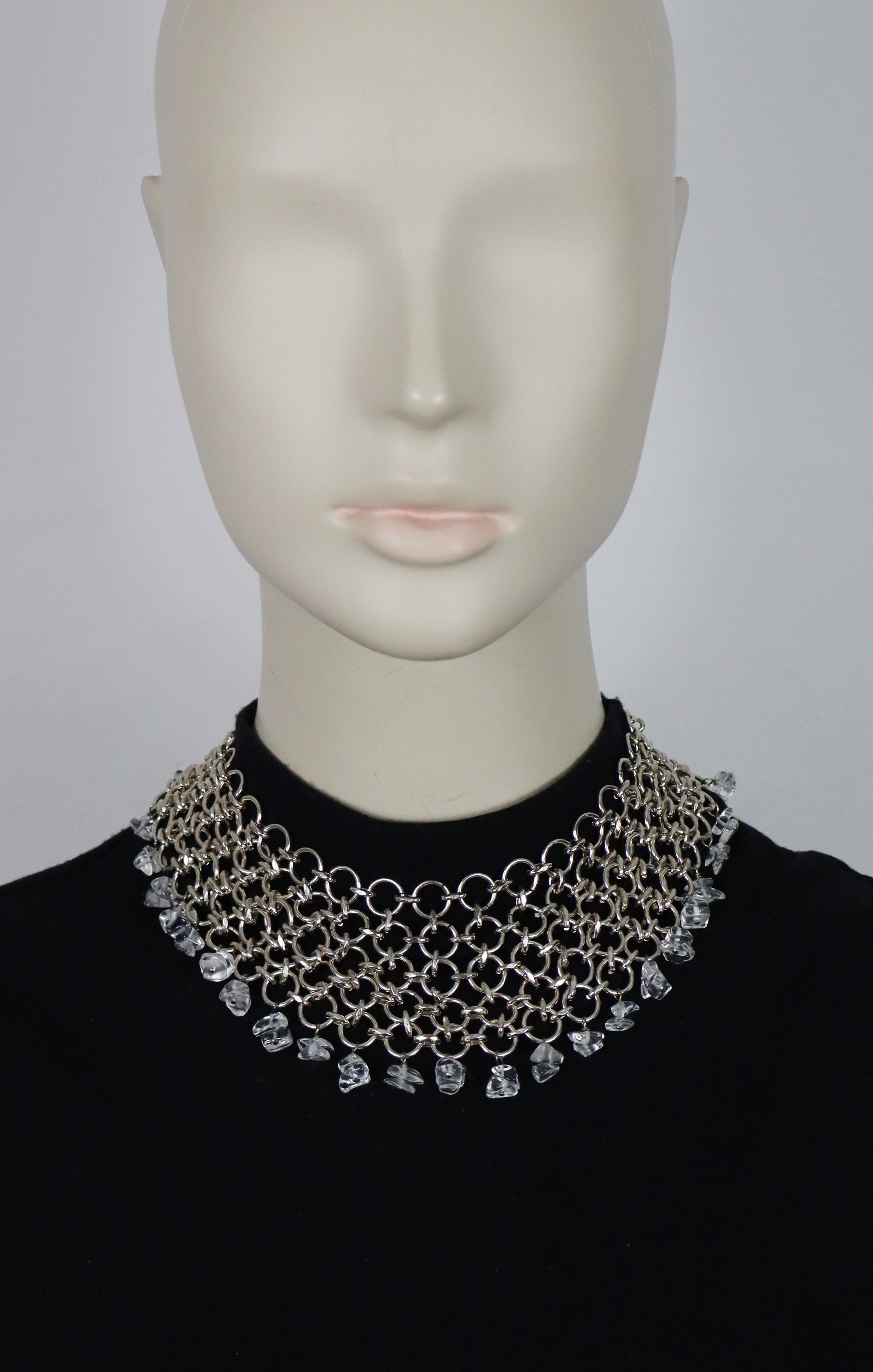 Collana vintage di PACO RABANNE che presenta un reticolo di catene in tonalità argento ornato da scaglie di vetro trasparente pendenti.

Chiusura ad aragosta.
Lunghezza regolabile.

Marcato PACO RABANNE Paris.

Misure indicative: lunghezza