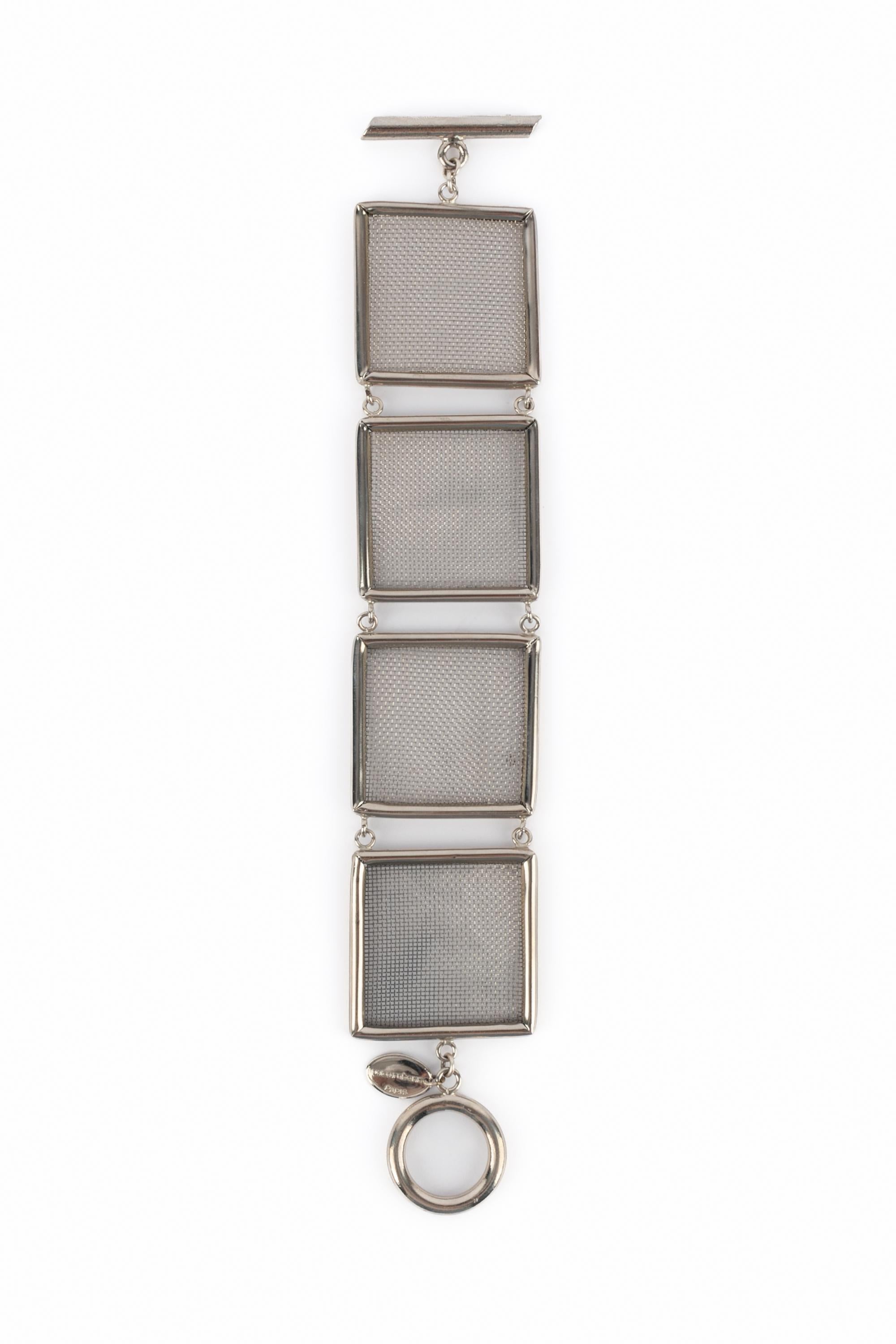 PACO RABANNE - (Made in France) Articulated silvery metal bracelet.

Condition:
Very good condition

Dimensions:
Length: 21 cm - Width: 4 cm

SKU:BRA127
