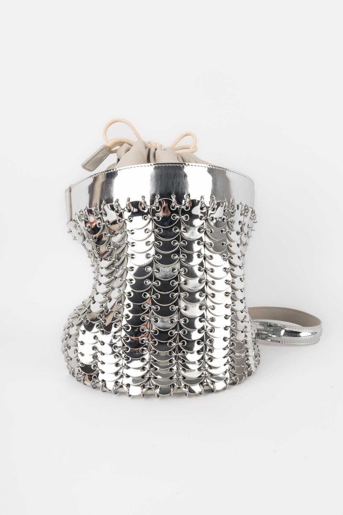 Paco Rabanne - Grey leather bucket bag with silvery patent leather.

Additional information:
Condition: Very good condition
Dimensions: Height: 26 cm - Diameter: 18 cm - Handle: 95 cm

Seller Reference: S285