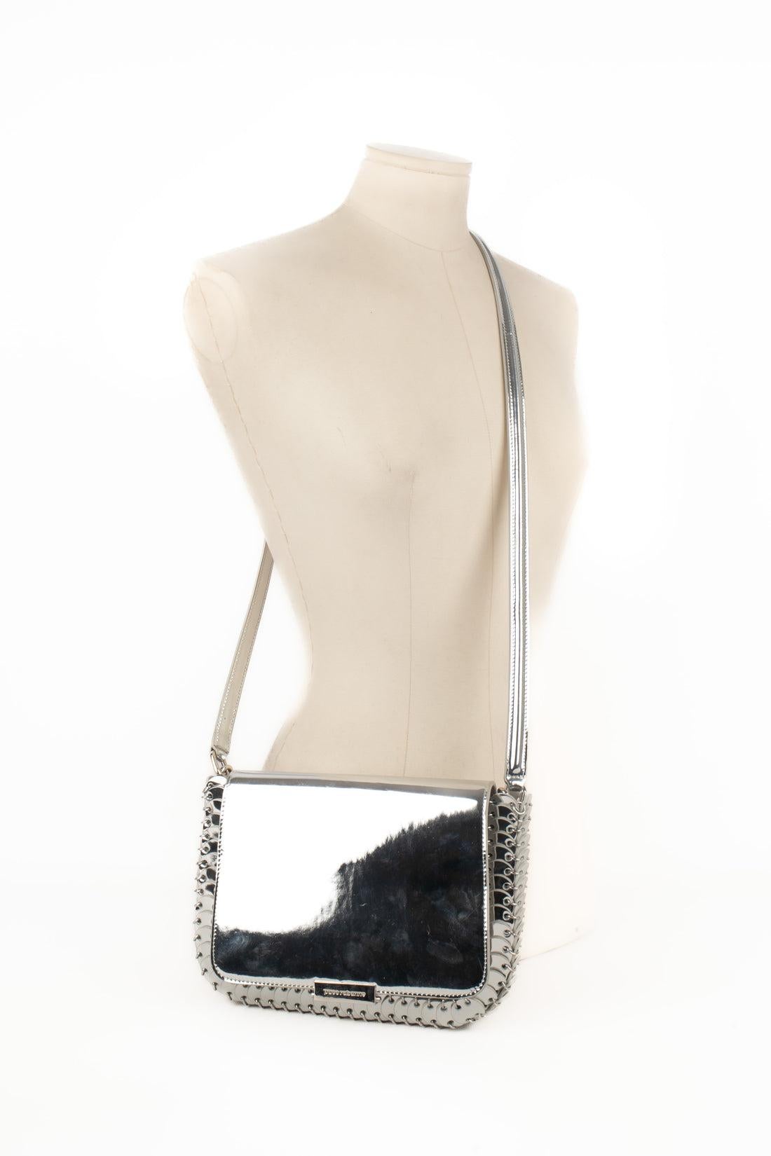 Paco Rabanne - Silvery leather bag with a flap and with a mirror-like effect. Silvery metal elements. A 2019 Collection, by Julien Dossena.

Additional information:
Condition: Good condition
Dimensions: Height: 18 cm - Length: 24 cm - Depth: 3 cm -