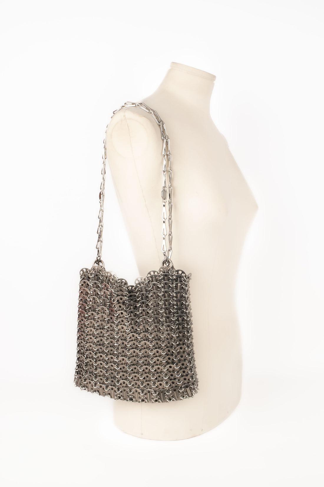 Paco Rabanne - Bag made of silvery metal pastilles.

Additional information:
Condition: Very good condition
Dimensions: Length: 23 cm - Height: 18 cm - Depth: 2.5 cm - Handles: 100 cm

Seller Reference: S41