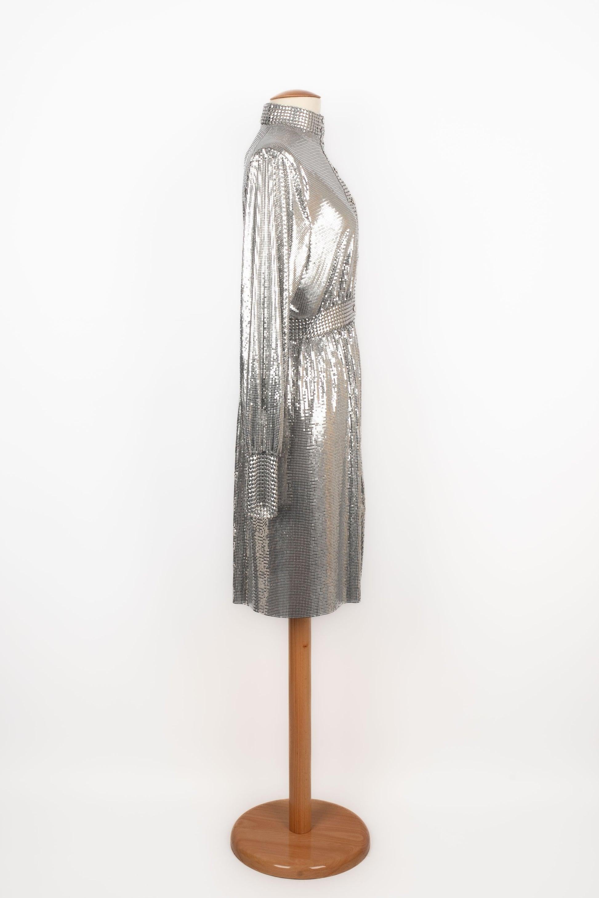 Paco Rabanne -Silvery metallic mesh dress with long sleeves. No size indicated, it fits a 36FR.

Additional information:
Condition: Very good condition
Dimensions: Shoulder width: 40 cm - Chest: 52 cm - Waist: 35 cm - Sleeve length: 66 cm - Length: