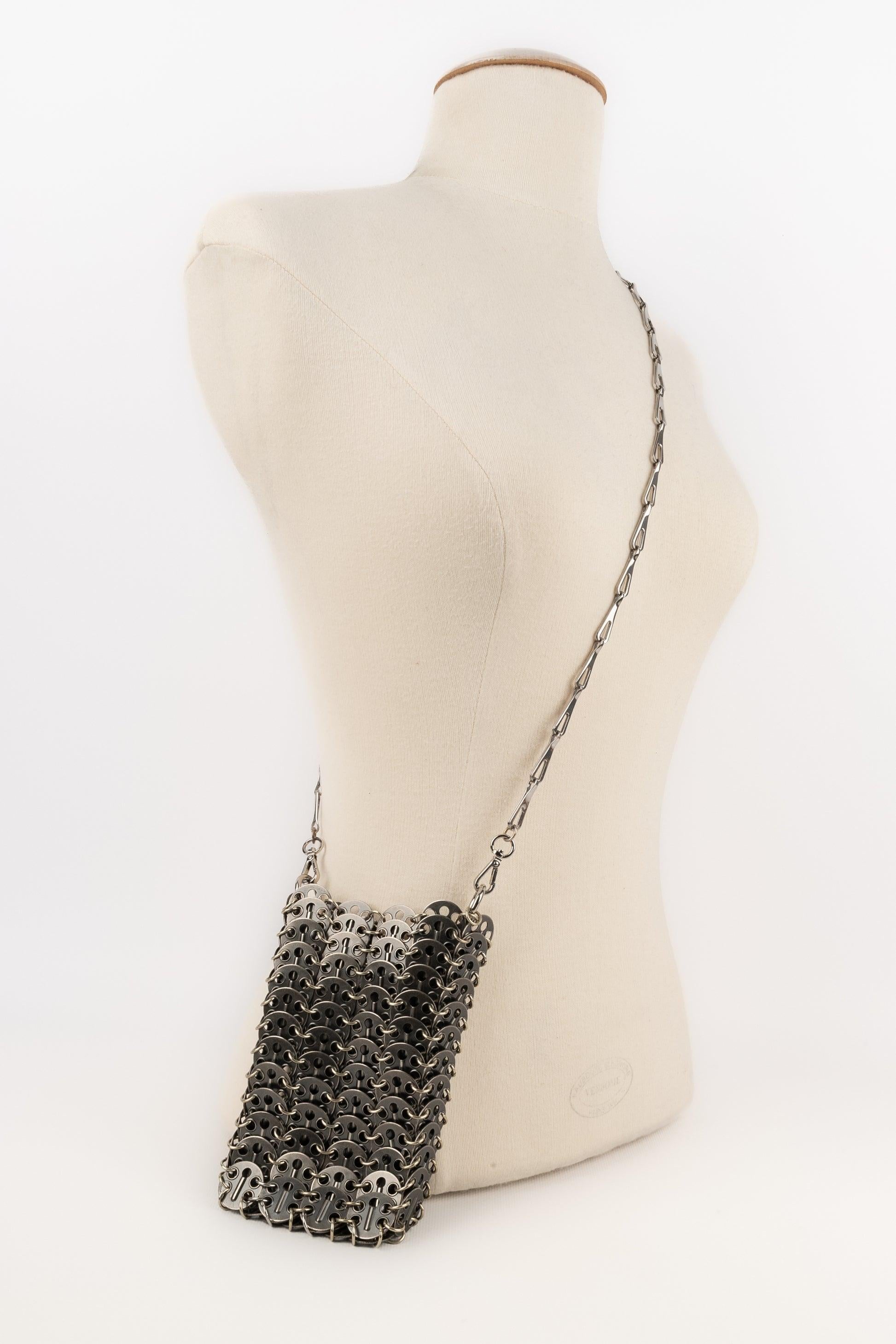 Paco Rabanne - Silvery metallic pastille bag.

Additional information:
Condition: Very good condition
Dimensions: Length: 9 cm - Height: 15 cm - Depth: 2 cm - Handle length: 120 cm

Seller Reference: S174