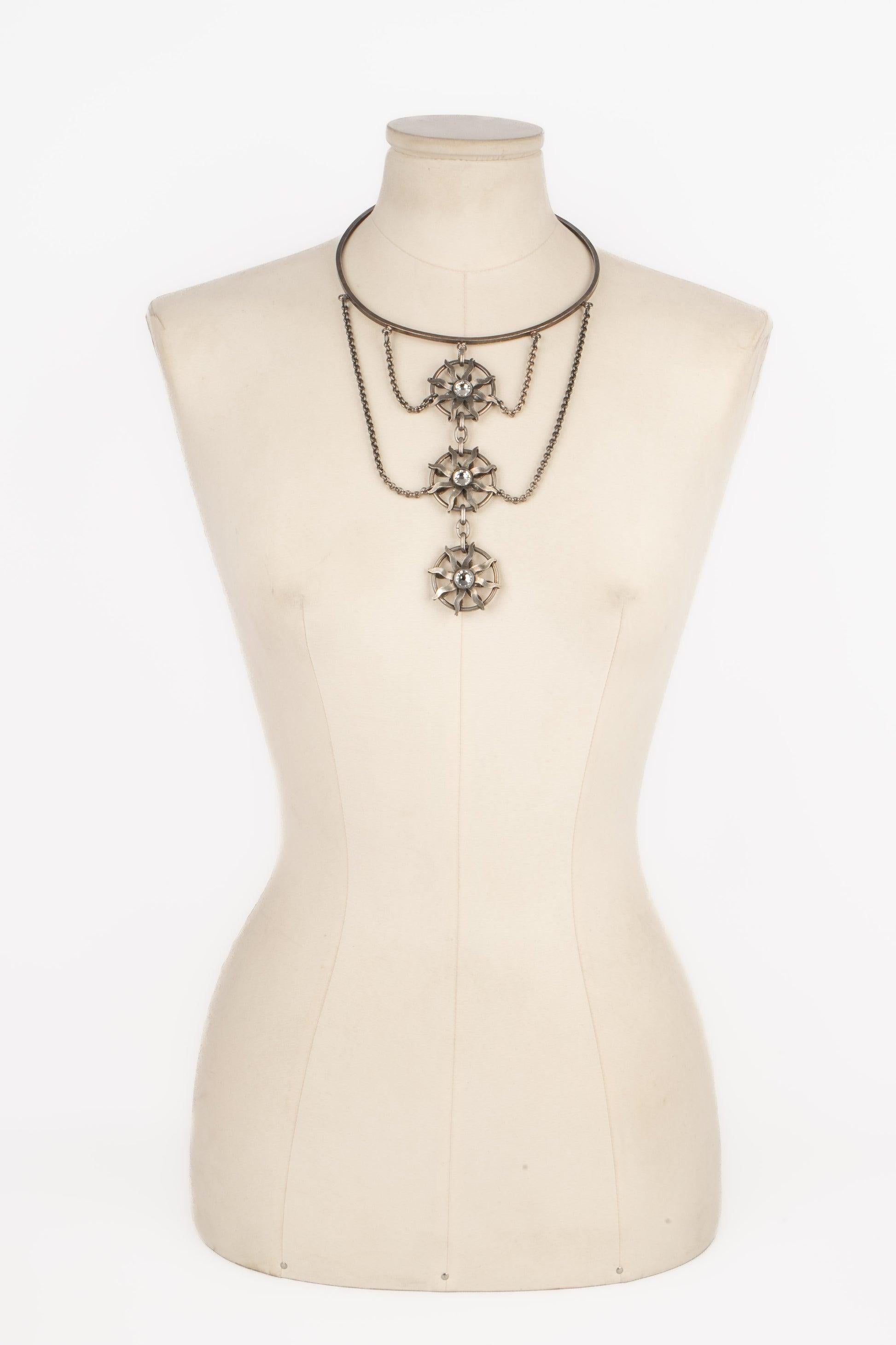Paco Rabanne - Collana in metallo argentato scuro con strass.

Informazioni aggiuntive:
Condizioni: Ottime condizioni
Dimensioni: Lunghezza: da 40 a 44 cm

Riferimento del venditore: BC167