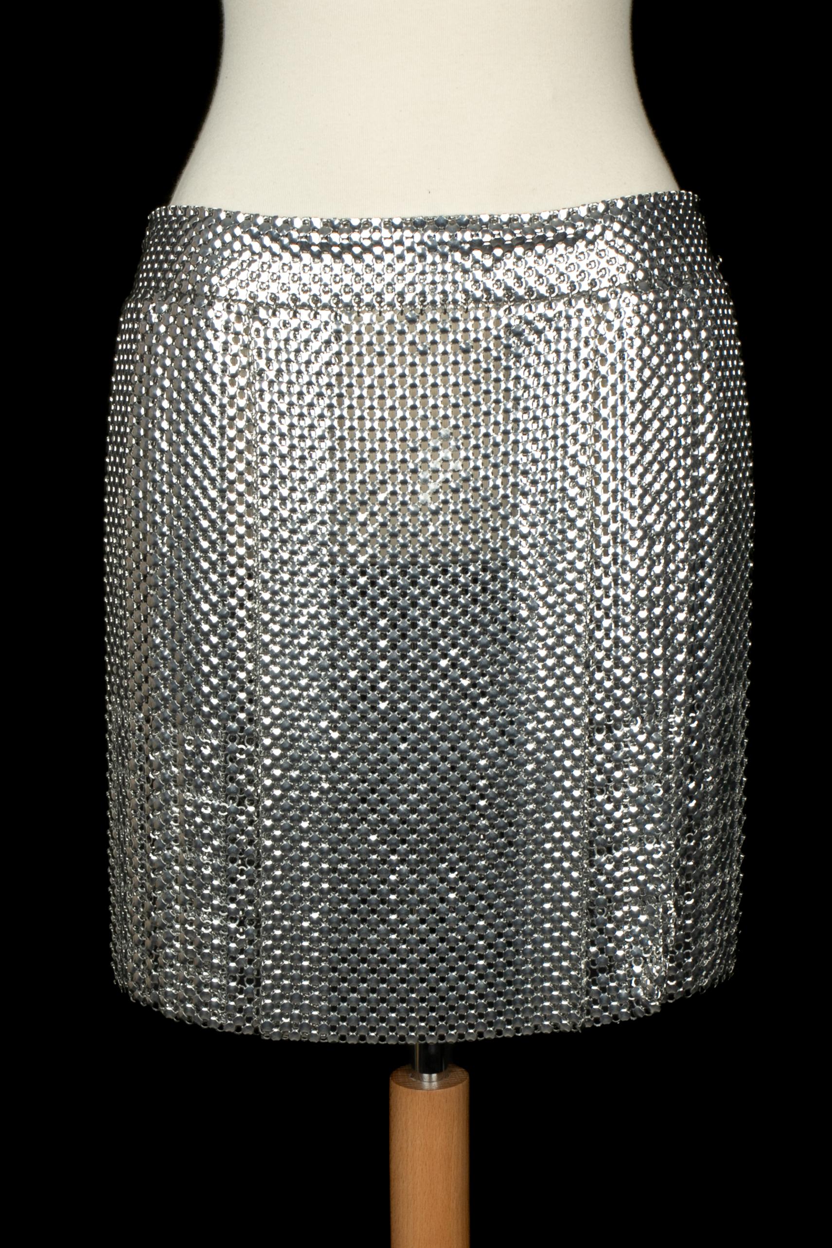 PACO RABANNE - (Made in France) Falda plisada de malla plateada. Colección Otoño-Invierno 2013 bajo la dirección artística de Lydia Maurer. Falta la etiqueta de la talla, se ajusta a una 36FR-38FR.

Estado:
Muy buen estado

Dimensiones:
Cintura: 36