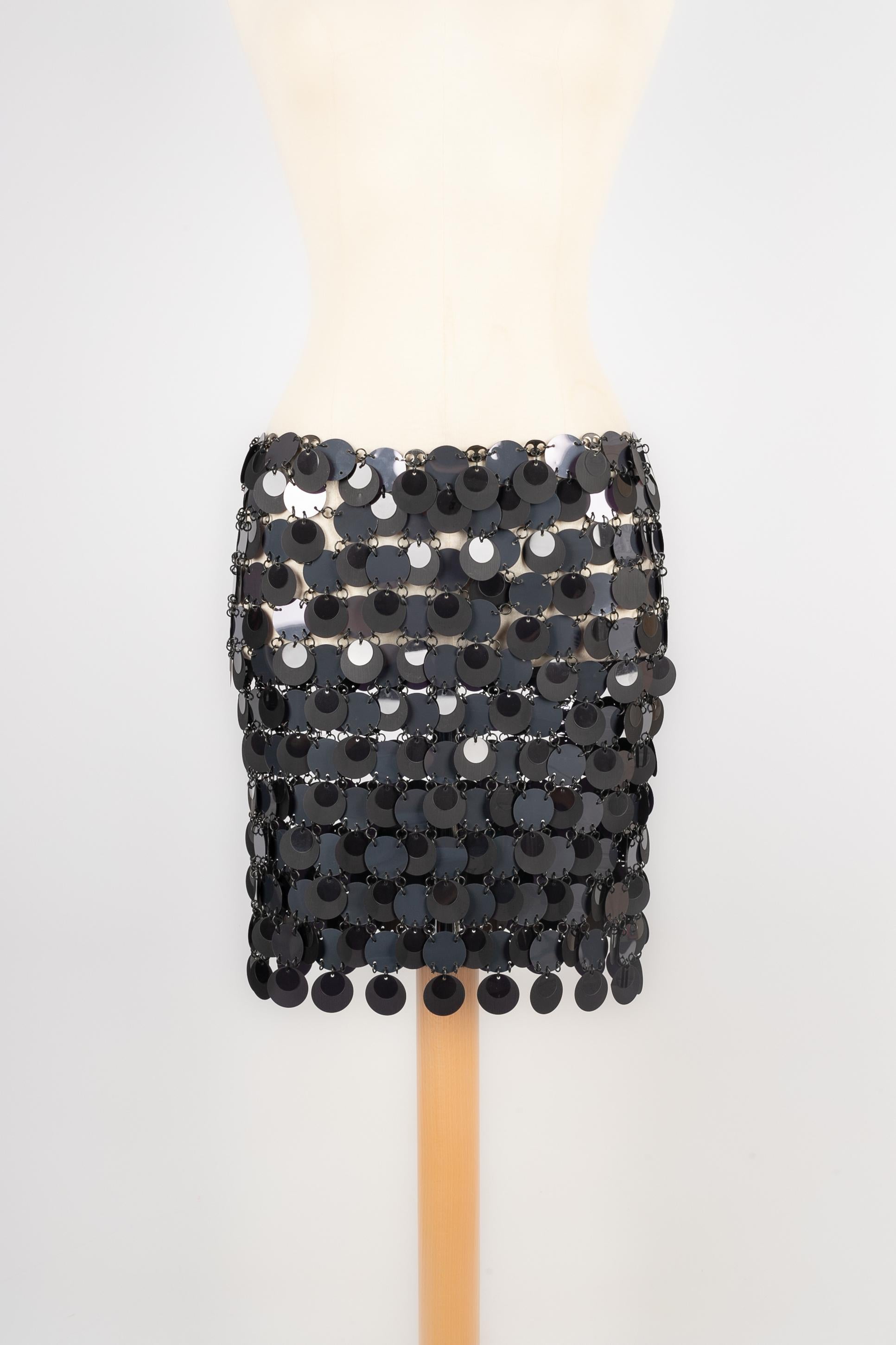 PACO RABANNE - (Made in France) Skirt made of matallic-blue celluloid pastilles and black metal rings. No size indicated, it fits a 36FR/38FR.

Condition:
Very good condition

Dimensions:
Waist: 36 cm - Hips: 45 cm - Length: 40 cm

FJ15