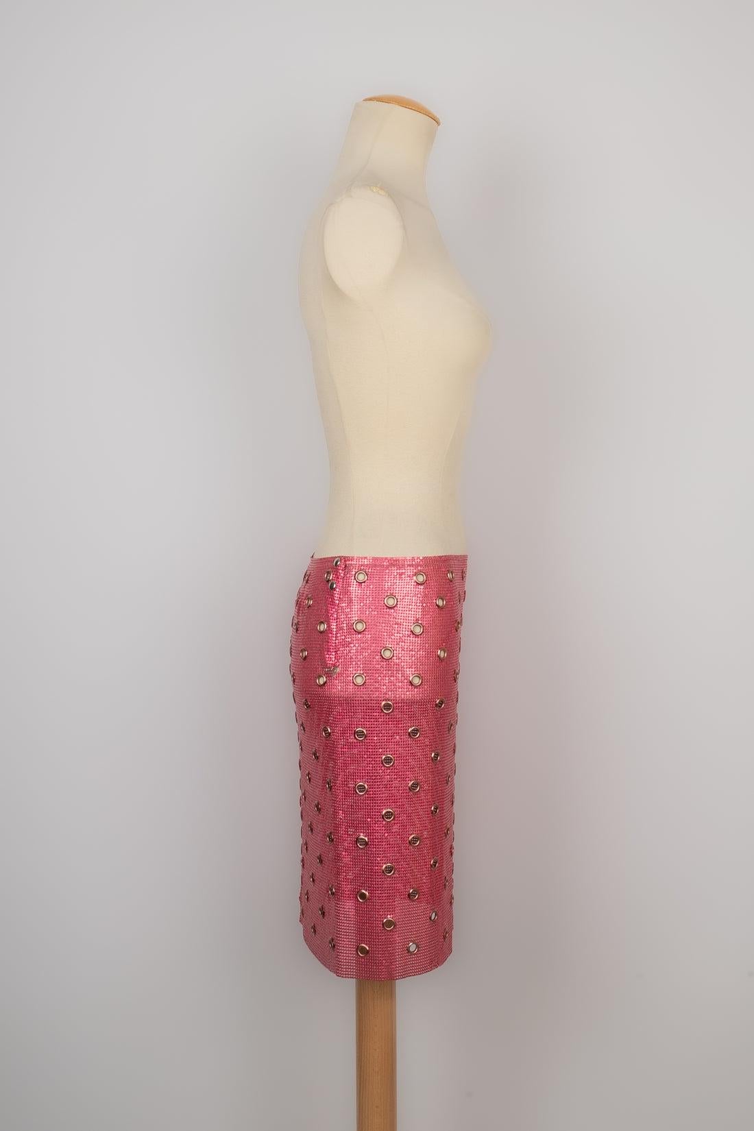 Paco Rabanne - (Made in France) Pink metallic mesh skirt ornamented with metal rings. 36FR size indicated. 2001 Summer collection.

Additional information:
Condition: Very good condition
Dimensions: Waist: 36 cm - Hips: 46 cm - Length: 45 cm

Seller
