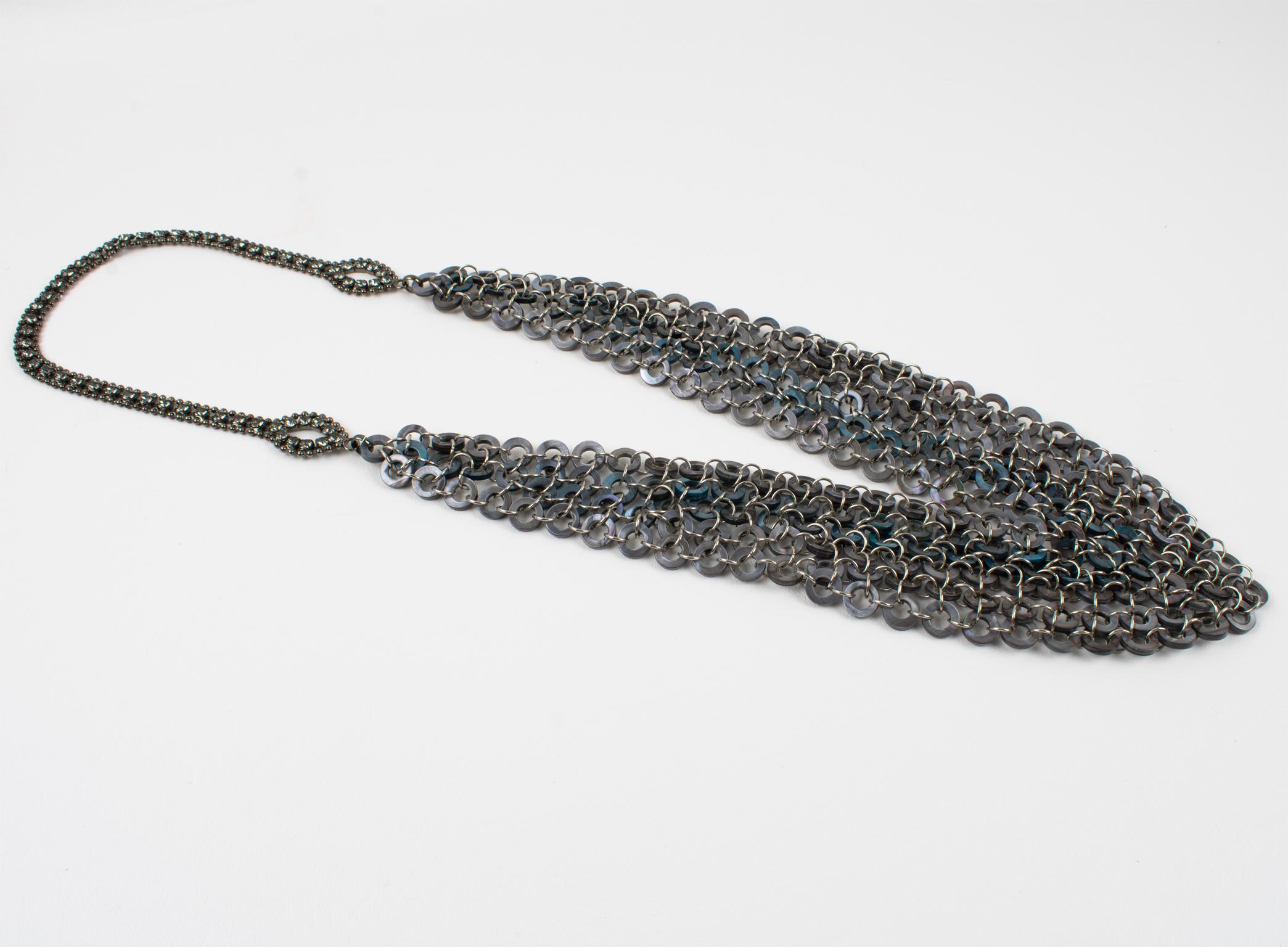 Spettacolare collana francese A Space, anni '70
Questa sorprendente collana francese presenta un drammatico design a drappeggio in stile pettorina, composto da maglie geometriche interconnesse, in metallo cromato e a forma di conchiglia. Gli