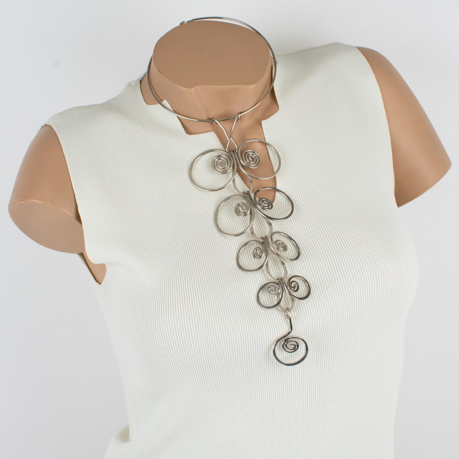 A stunning modernist Space Age long metal necklace with a geometric pendant from the 1970s, reminiscent of Paco Rabanne's work. The piece features a chromed metal rigid around-the-neck band, ornate with an impressive geometric dangling pendant. The