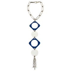 Collar estilo Space Age de Paco Rabanne con esmalte azul y blanco, años 60