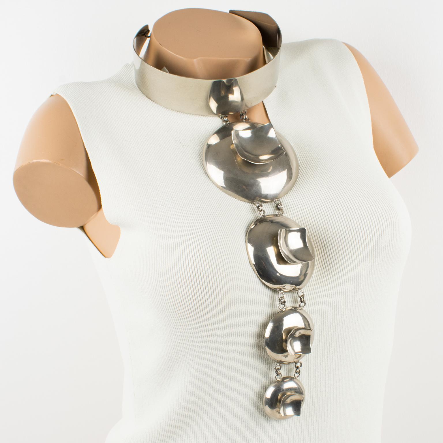 This spectacular sculptural Space Age collar pendant necklace is reminiscent of Paco Rabanne's pieces of the 1960s. It features a chromed metal rigid neckband with a small chain and hook-closing clasp. The extra-long geometric graduated pendant is
