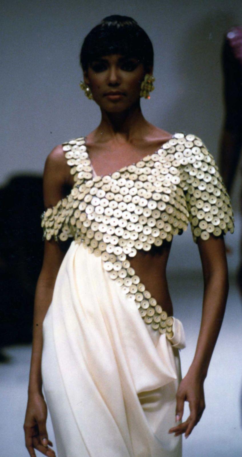 PACO RABANNE - (Made in France) Oberteil aus lackierten Metallelementen auf transparenten Kunststoffpastillen, die mit Metallringen gebunden sind. Prototyp von der Modenschau der Spring-Summer Collection'S von 1989.

Bedingung:
Sehr guter