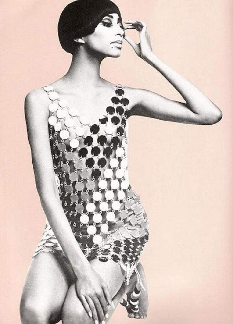 Robe vintage PACO RABANNE à disque rhodoïd de 1996:: exemple rare et collector d'une réédition de la robe iconique PACO RABANNE de 1966 (photographiée sur la couverture du British Vogue - mai 1966 / voir photo). 

Cette robe est composée de