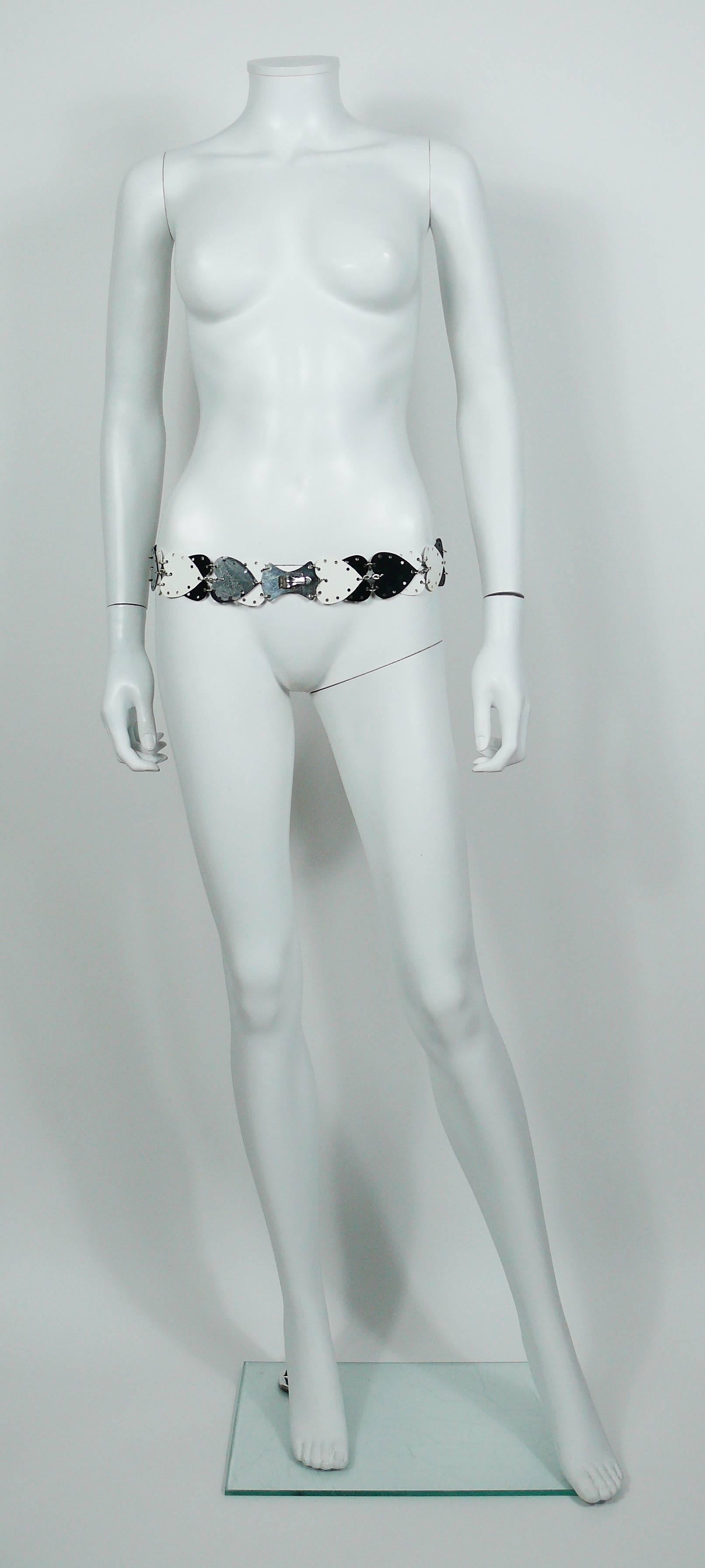 PACO RABANNE vintage belt made of black and white rhodoid hearts.

Signed PACO RABANNE.

Indicative measurements : adjustable length from approx. 84 cm (33.07 inches) to approx. 87 cm (34.25 inches) / max. width approx. 4.8 cm (1.89 inches).

BELT