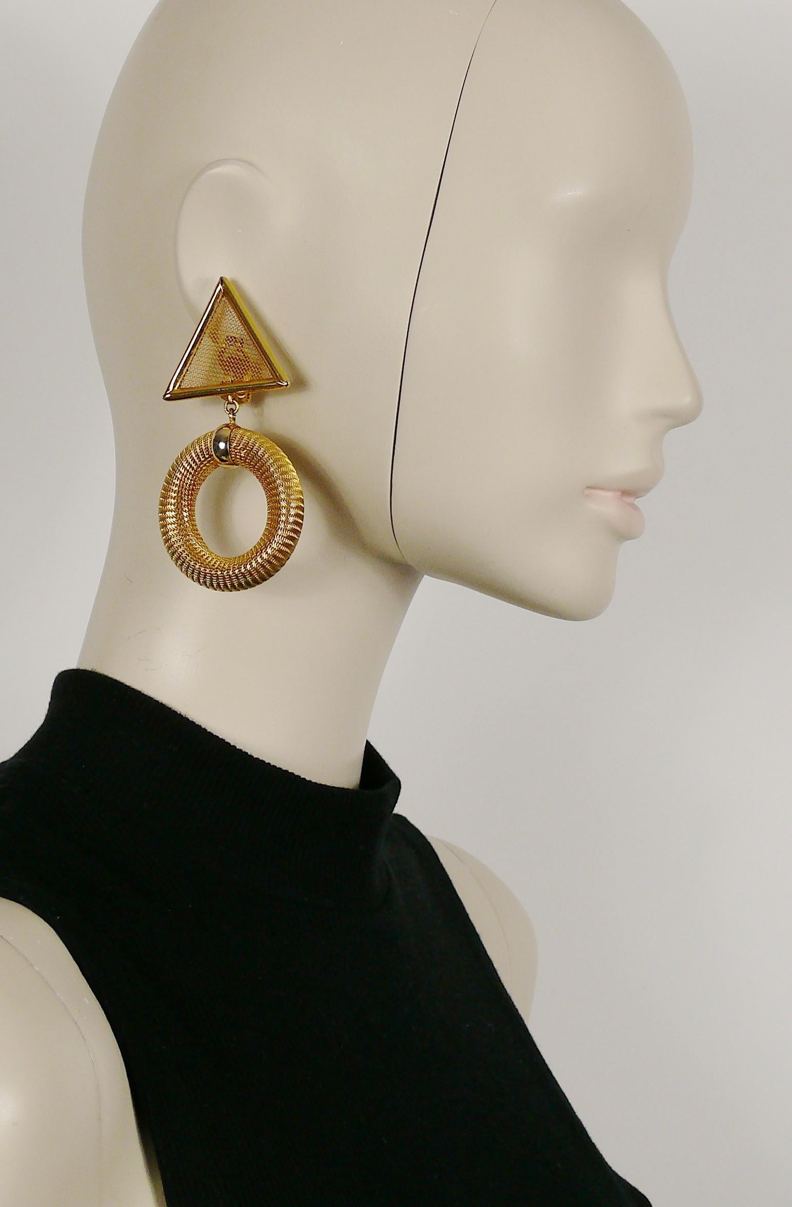 PACO RABANNE vintage gold toned geometric dangling earrings (clip-on).

Marked PACO RABANNE Paris.

Indicative measurements : max. height approx. 8.5 cm (3.35 inches) / max. width approx. 4.5 cm (1.77 inches).

NOTES
- This is a preloved vintage