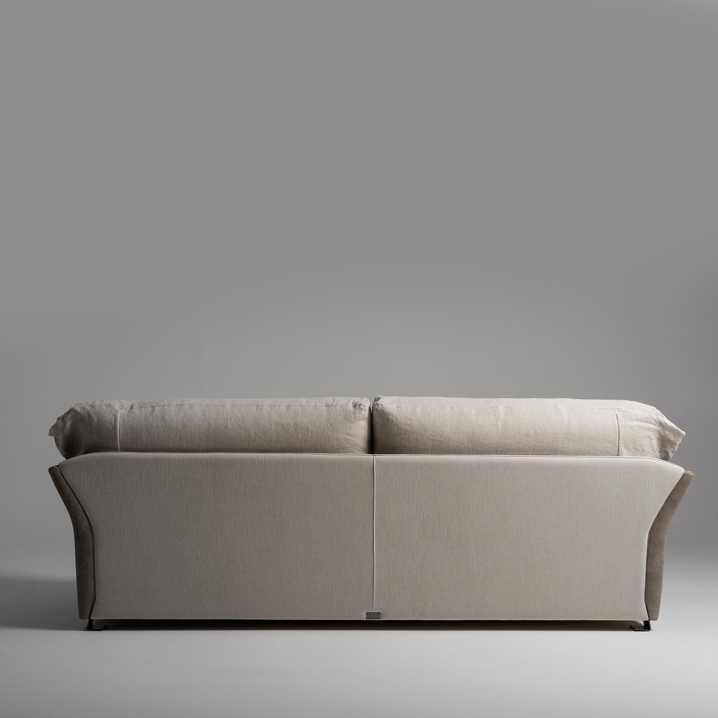 Simple and refined, this object represents a timeless Classic. The proportionate and harmonious structure, in vintage leather, encloses soft and cozy and comfortable cushions in pure linen. Its comfort is guaranteed by traditional cone