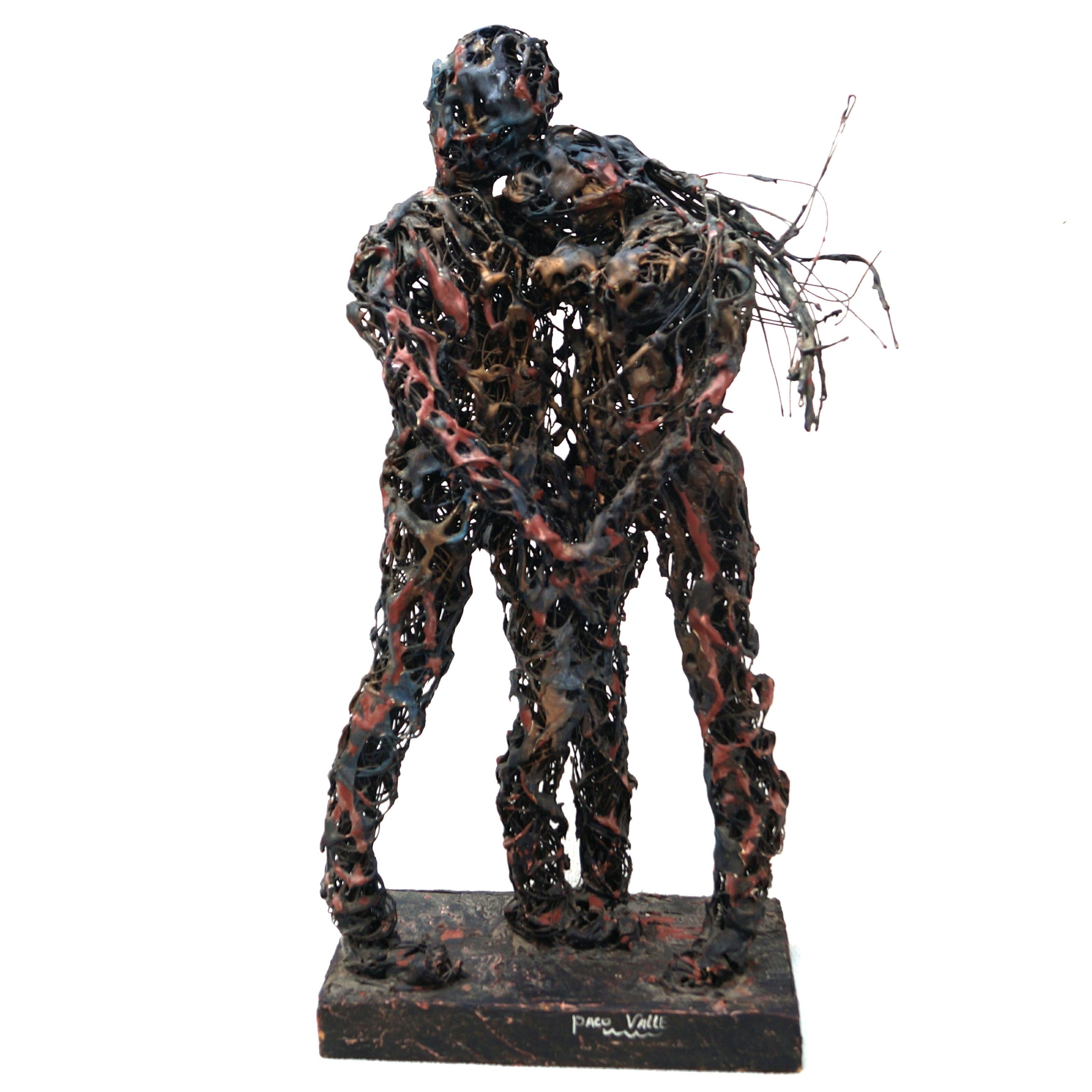 Sculpture en fil de fer très détaillée de Paco Valle Brutalist Metal Wirework Sculpture d'un homme et d'une femme amoureux. Elle irait à merveille avec Paul Evans, A.I.C. C.C. et Mid Century Modern-Decor. Il est doté d'une base en bois